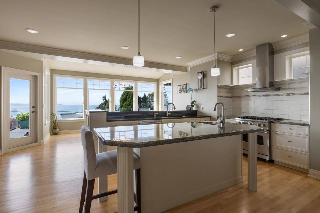 White Rock, BC V4B 1A9,14213 Marine DR