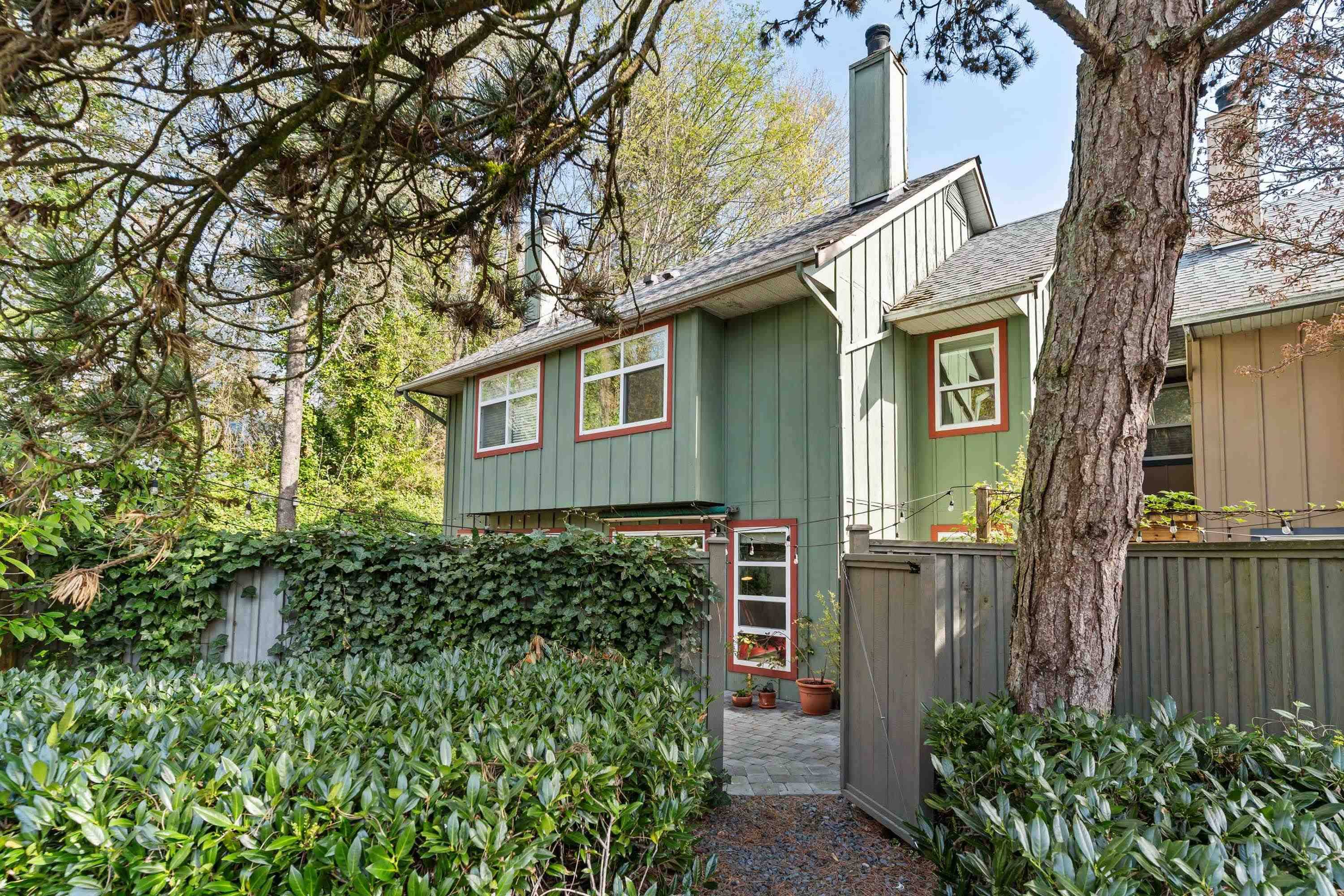North Vancouver, BC V7P 3K5,900 W 17th ST #2