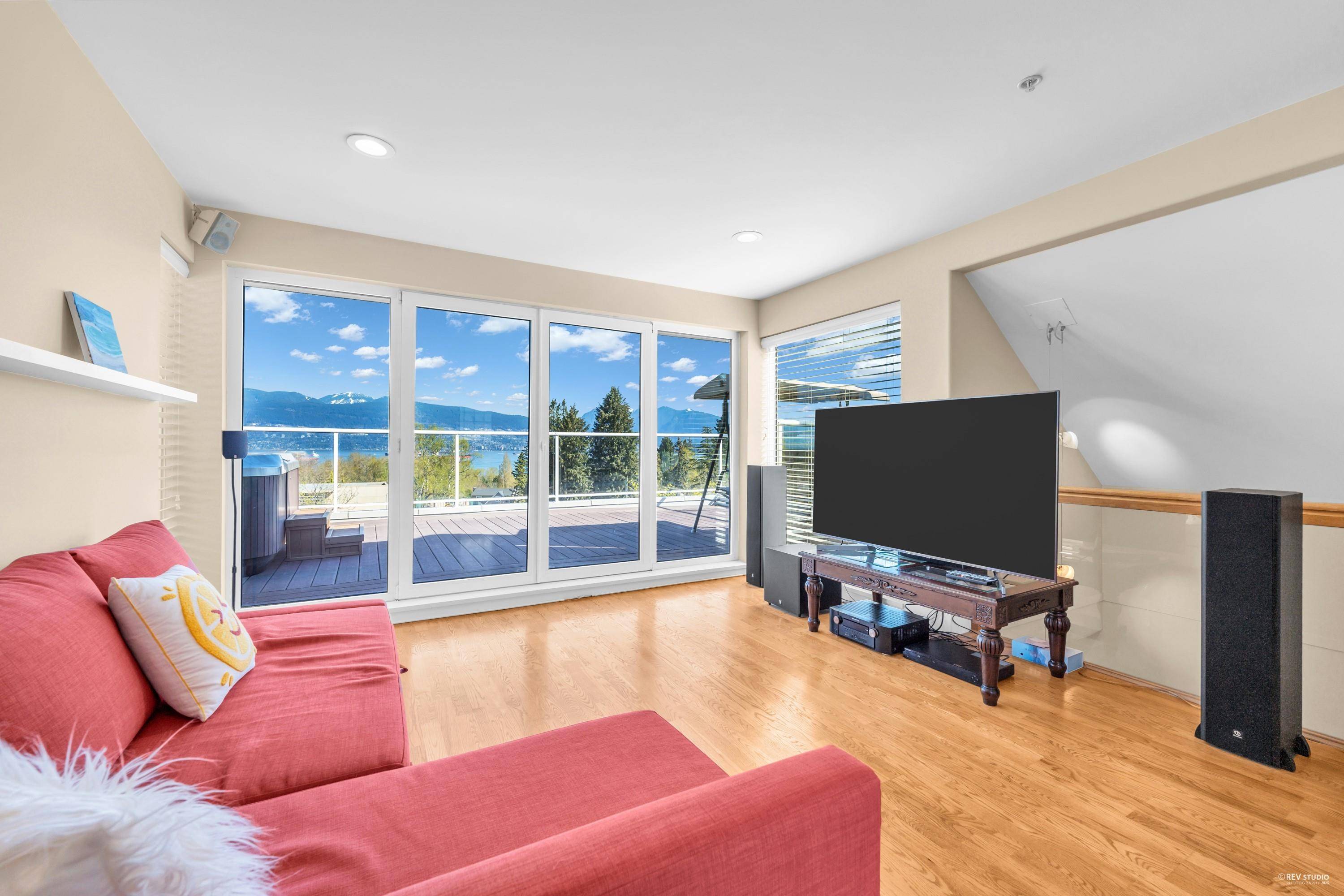 Vancouver, BC V6R 2H1,4060 W 10th AVE
