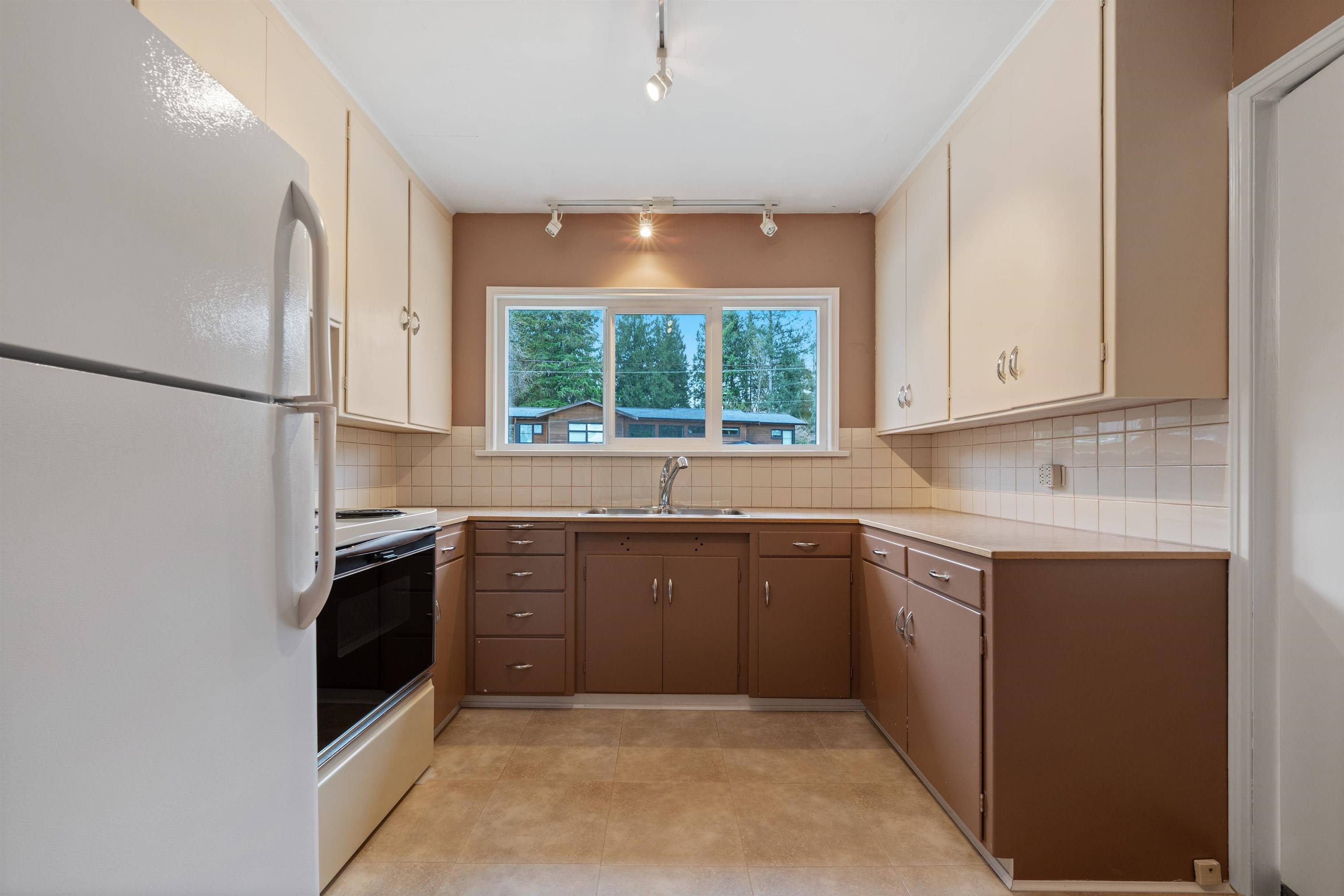 North Vancouver, BC V7R 2Y7,3975 Highland BLVD
