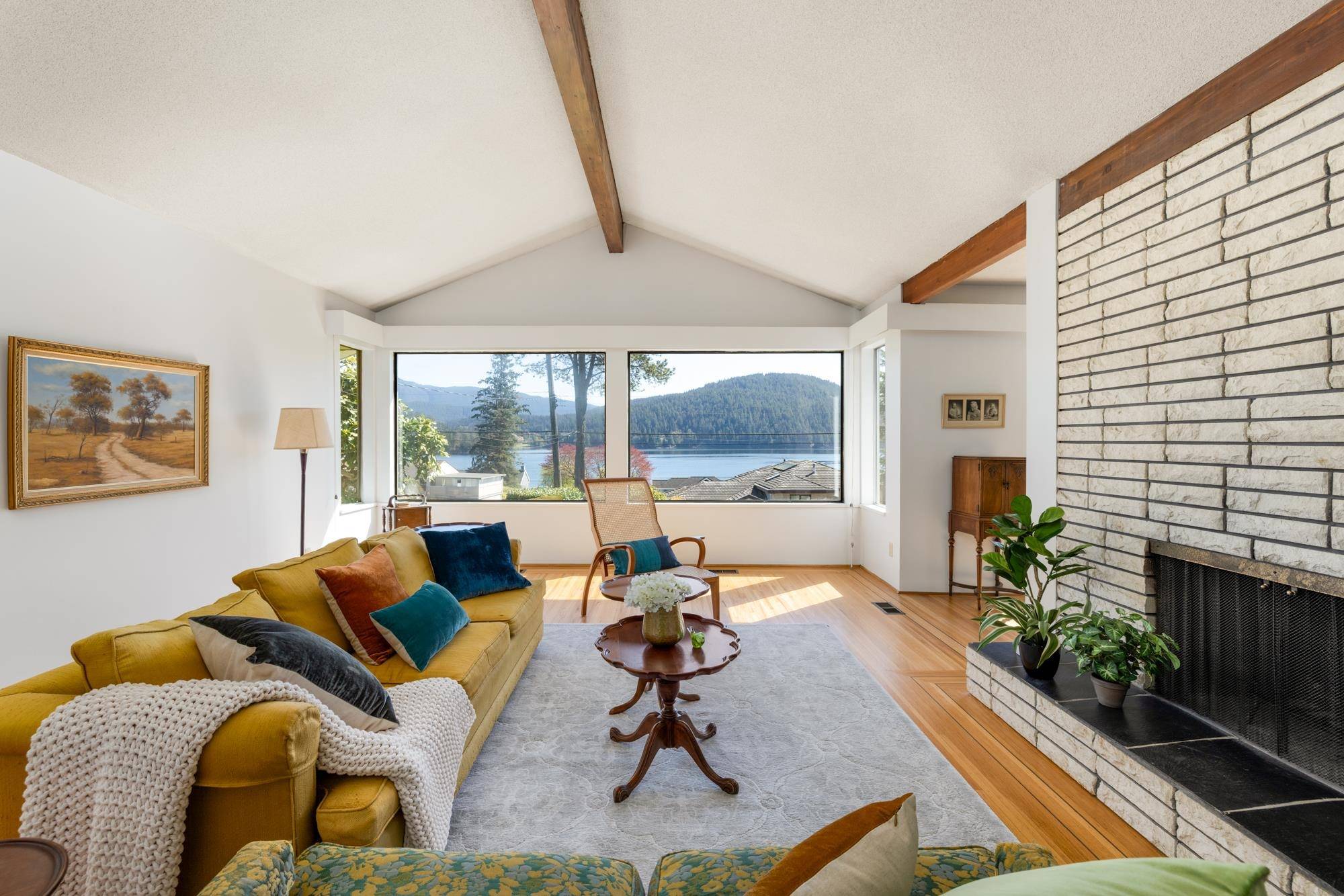 North Vancouver, BC V7G 1P8,587 Beachview DR