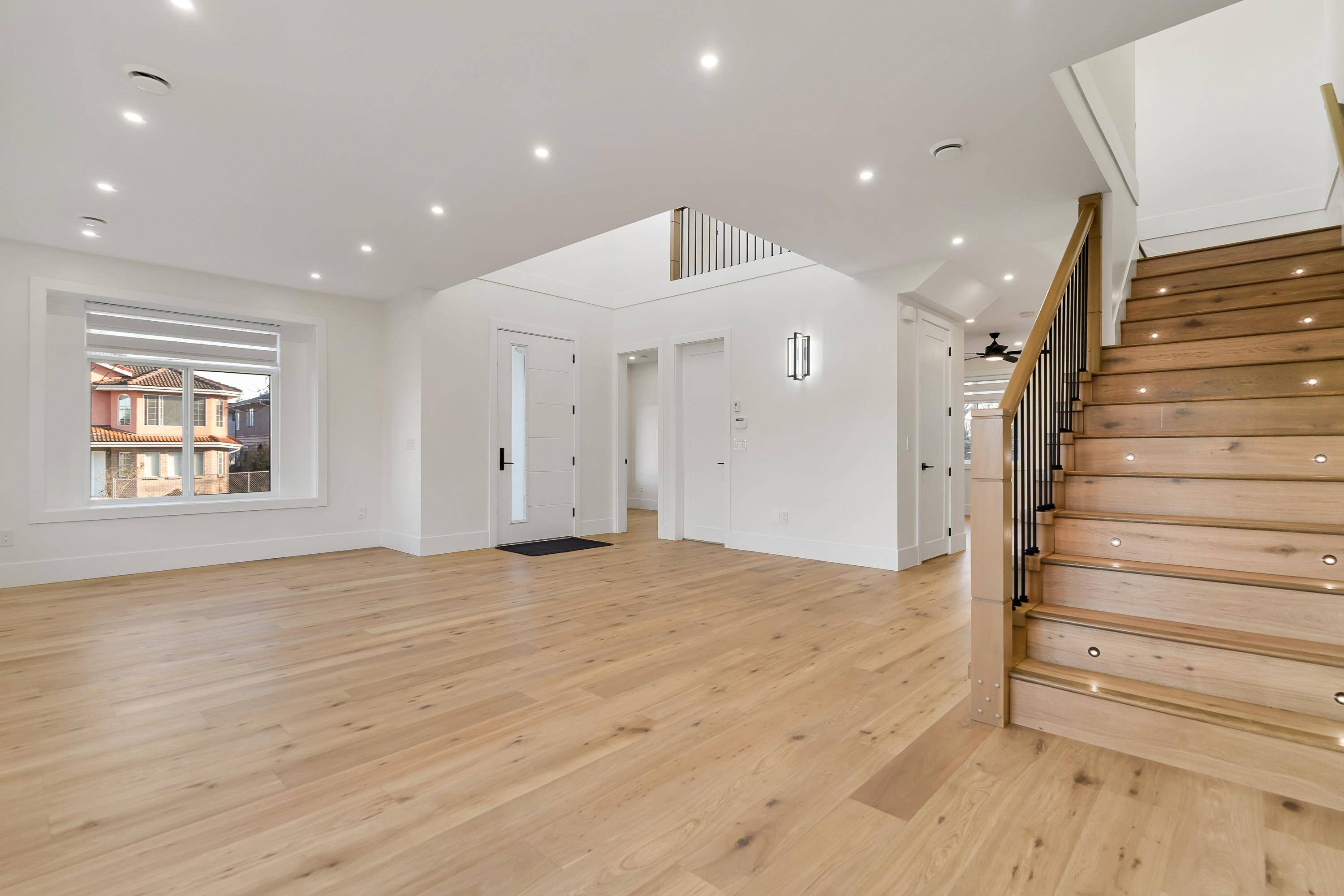 Burnaby, BC V3N 3S9,7419 1st ST