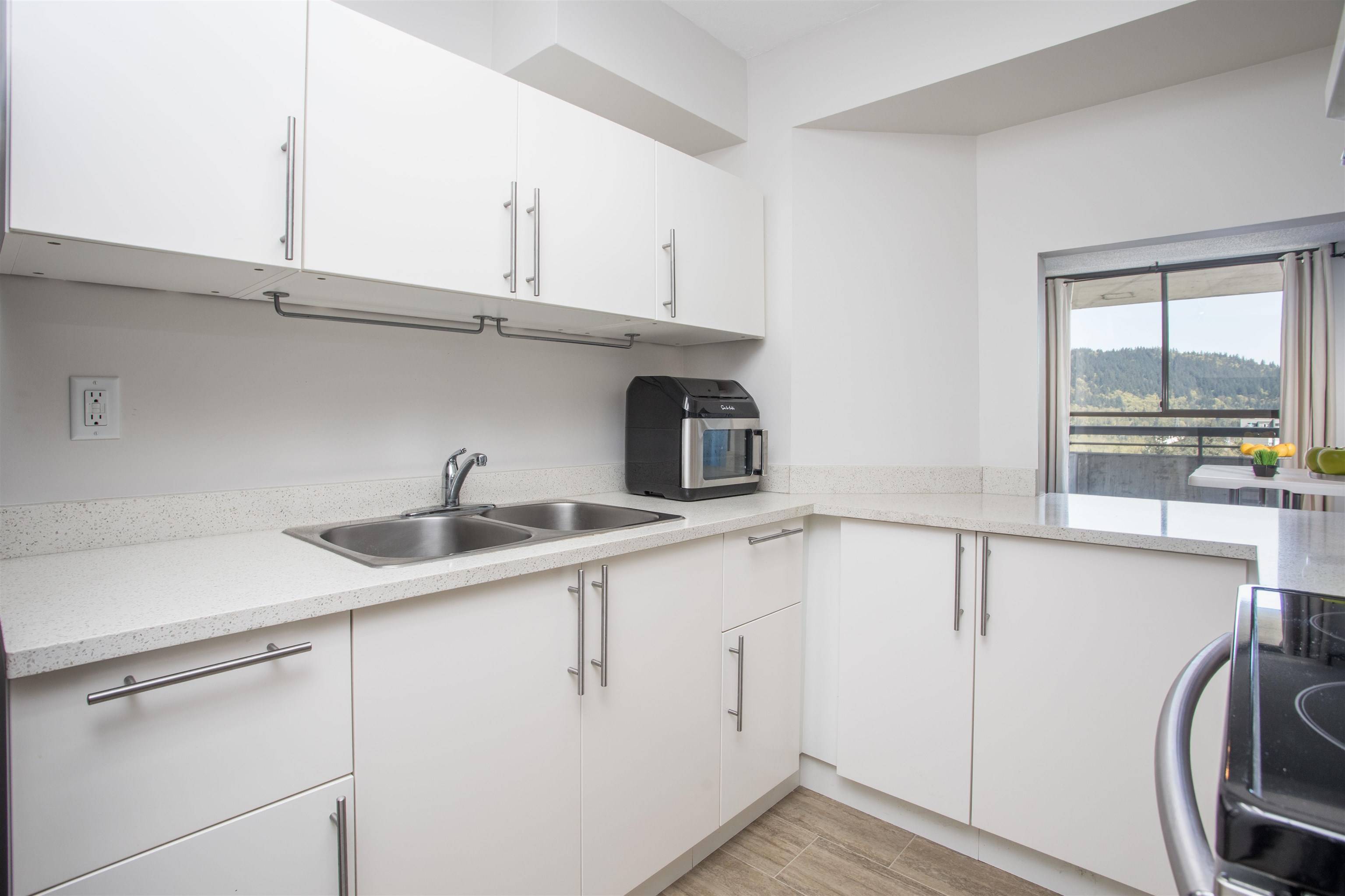 Burnaby, BC V3J 7E3,3737 Bartlett CT #2401