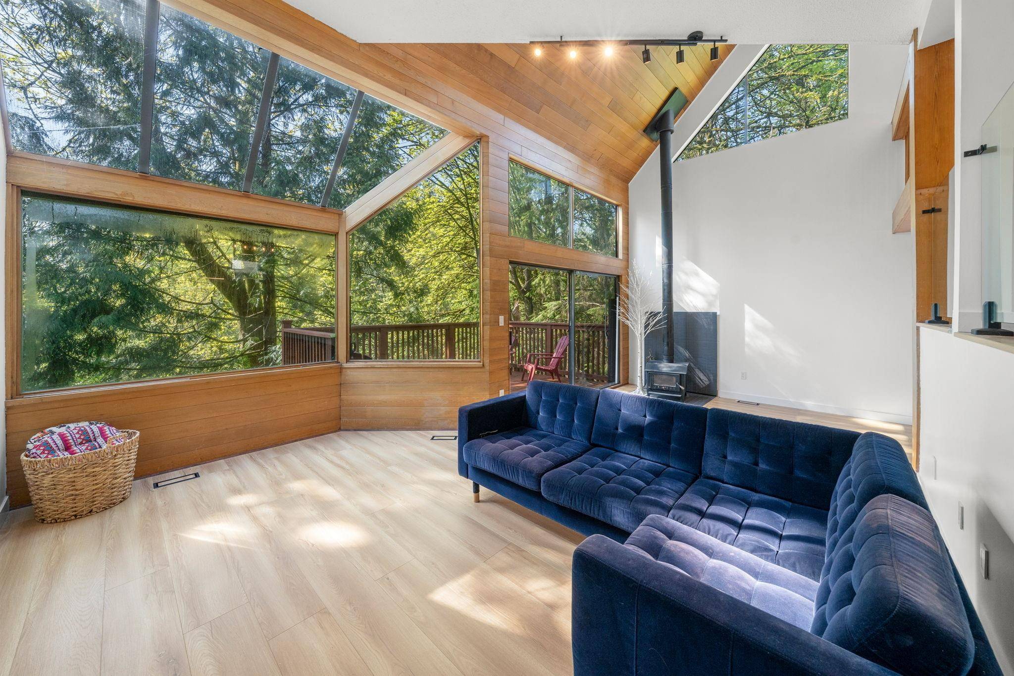 North Vancouver, BC V7M 3B1,2103 Westview DR