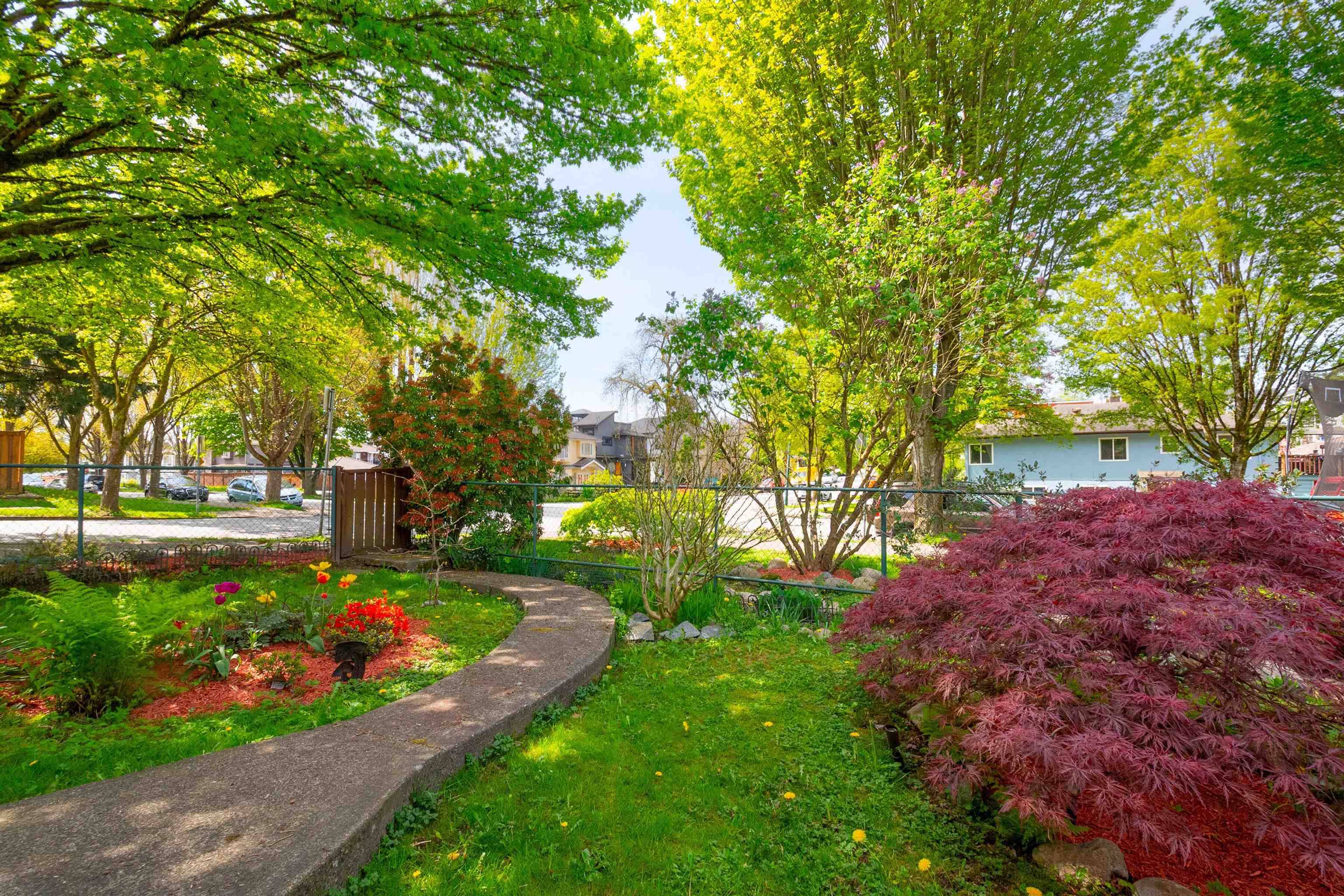 Vancouver, BC V5K 4K8,696 Rupert ST