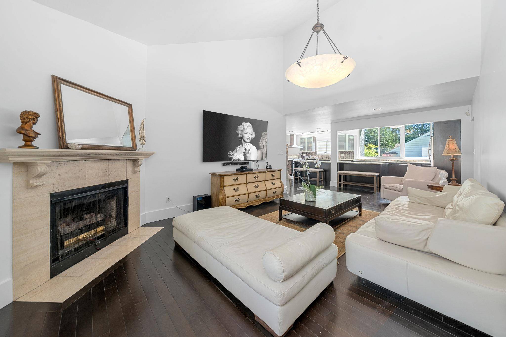 North Vancouver, BC V7R 4K4,4869 Capilano RD