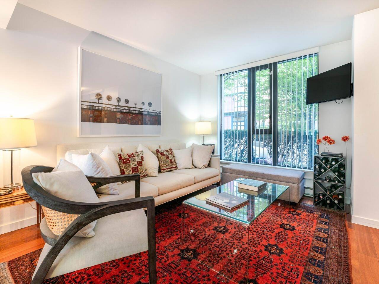 Vancouver, BC V6B 1T7,378 Smithe ST