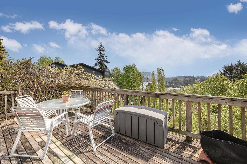 Gibsons, BC V0N 1V9,483 Sargent RD
