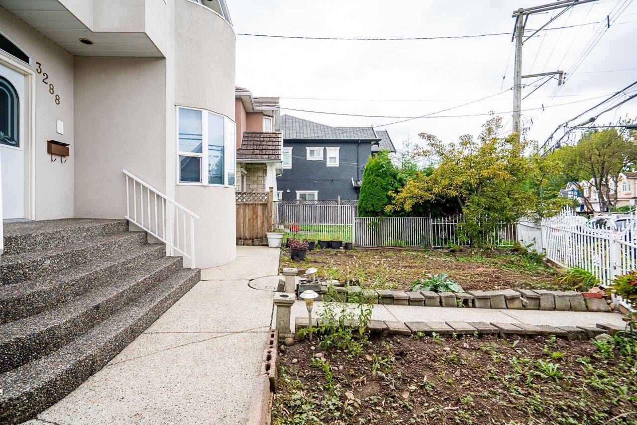 Vancouver, BC V5R 5N5,3288 School AVE