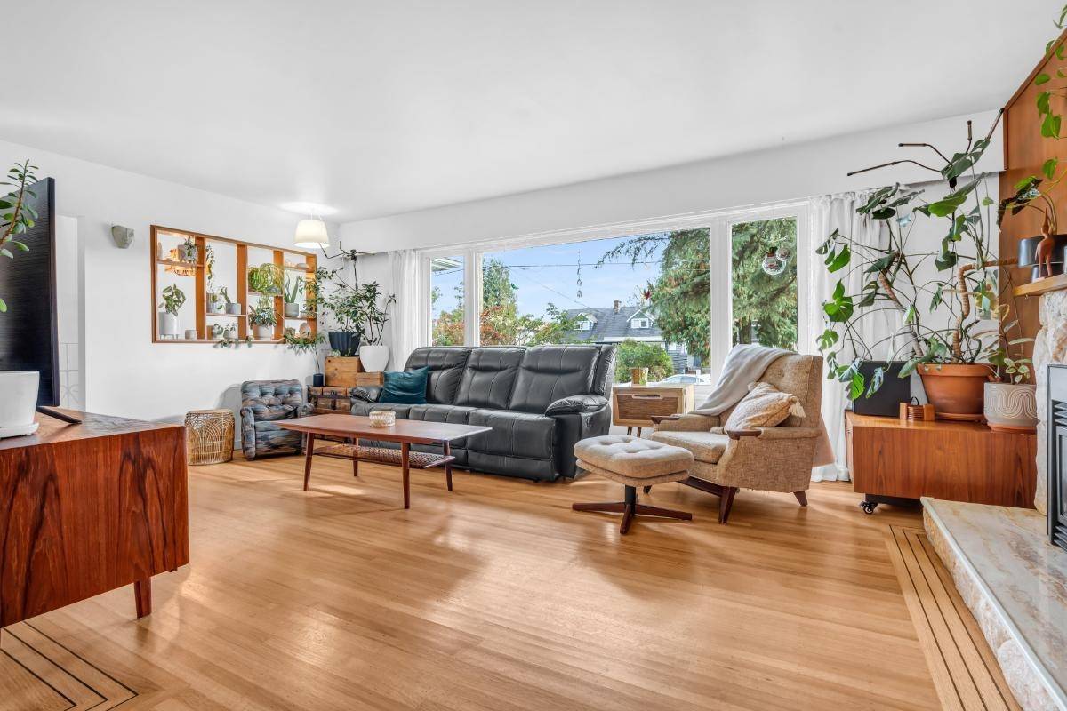 North Vancouver, BC V7L 2X1,852 E 17th ST