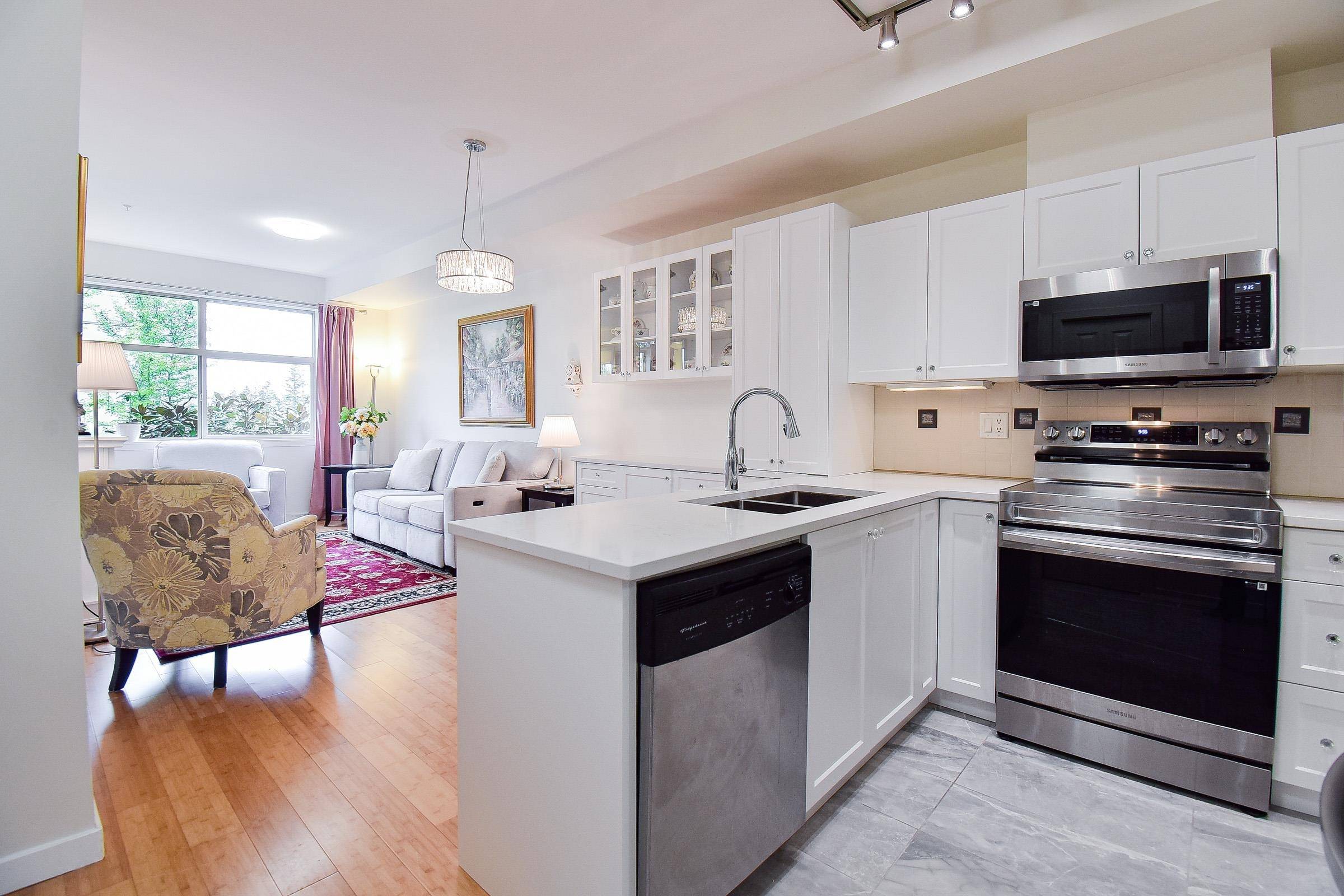 Surrey, BC V4P 0C7,2511 King George BLVD #204