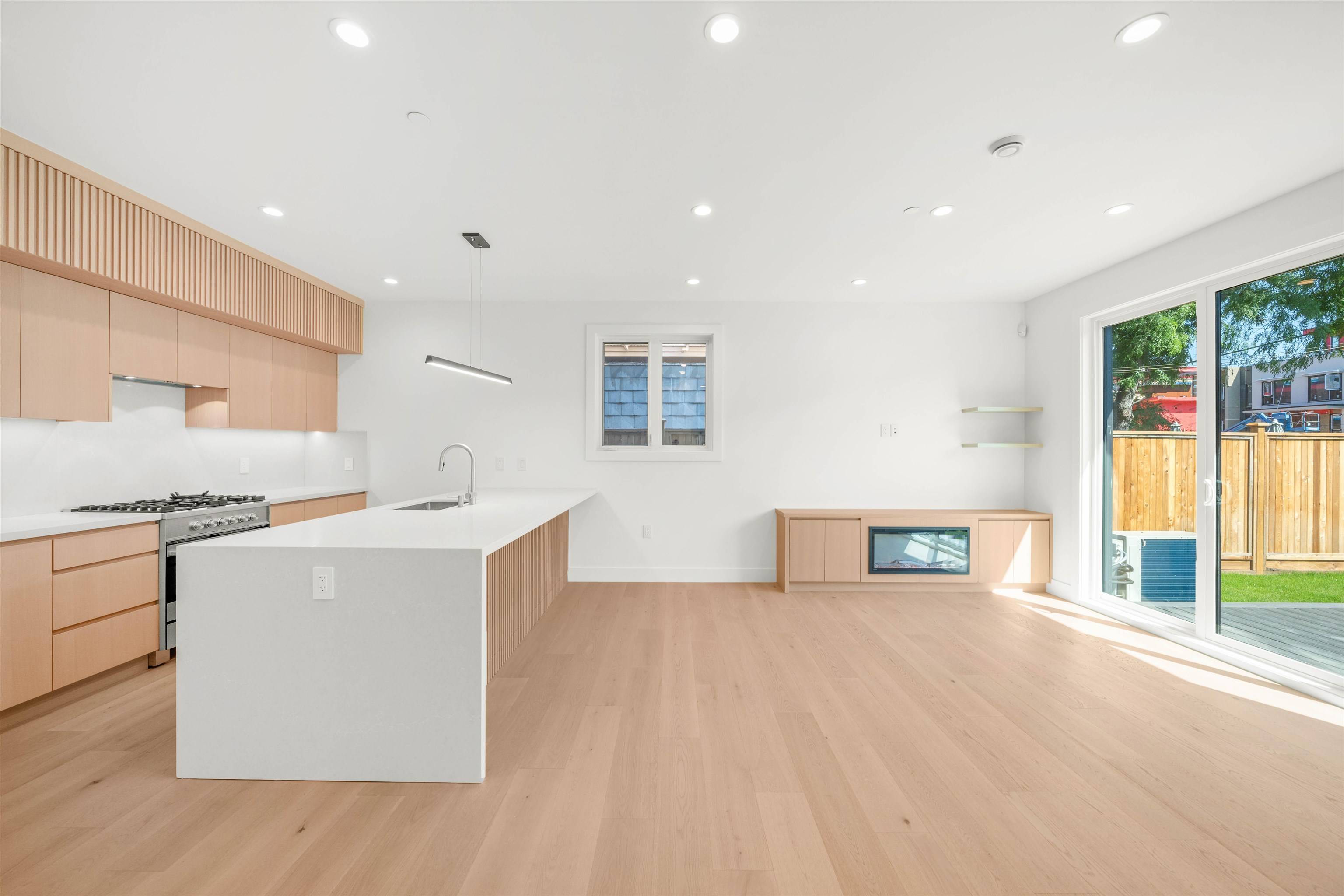 Vancouver, BC V5Z 2R9,760 W 48th AVE #2