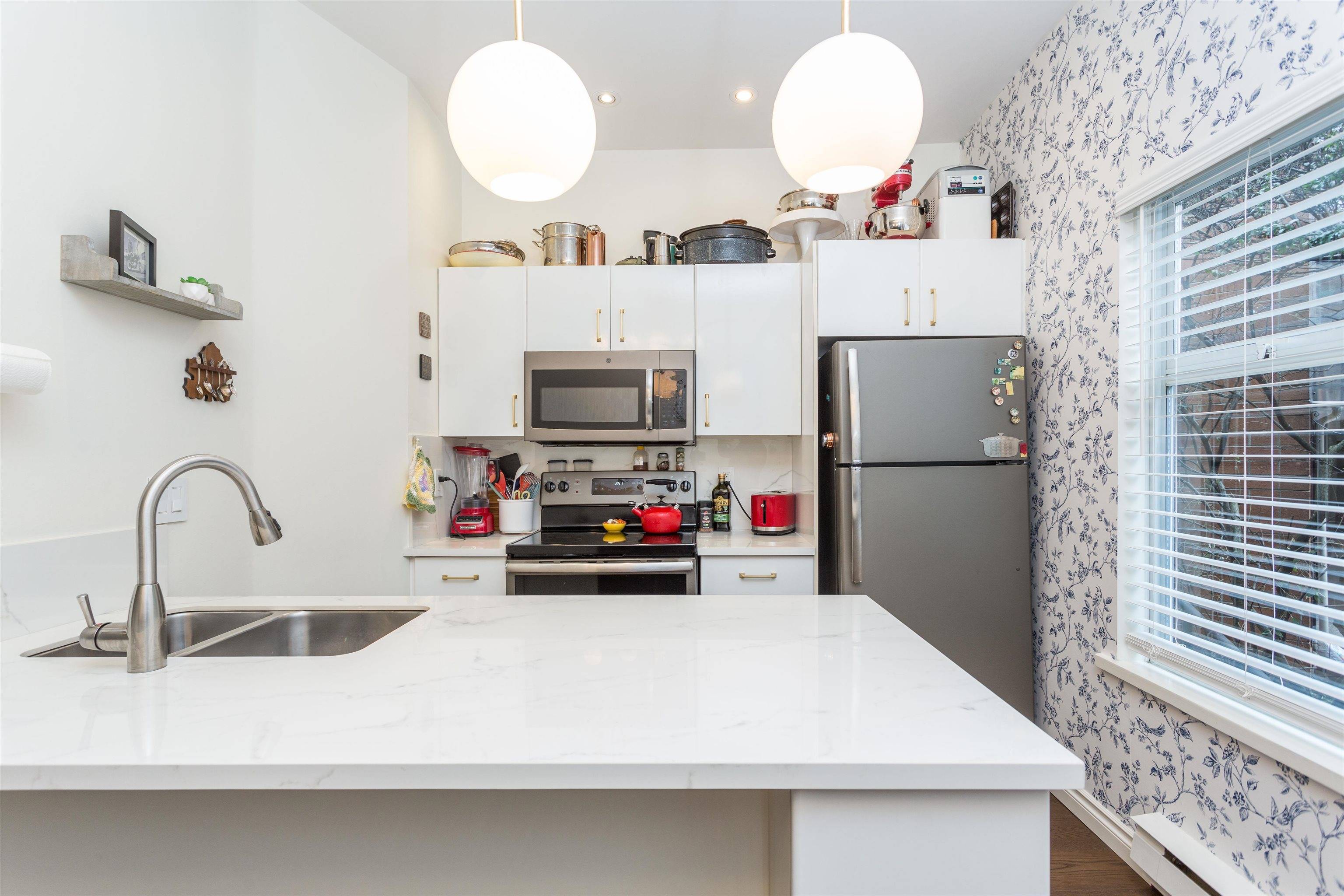 Vancouver, BC V5Z 1C2,819 W 7th AVE