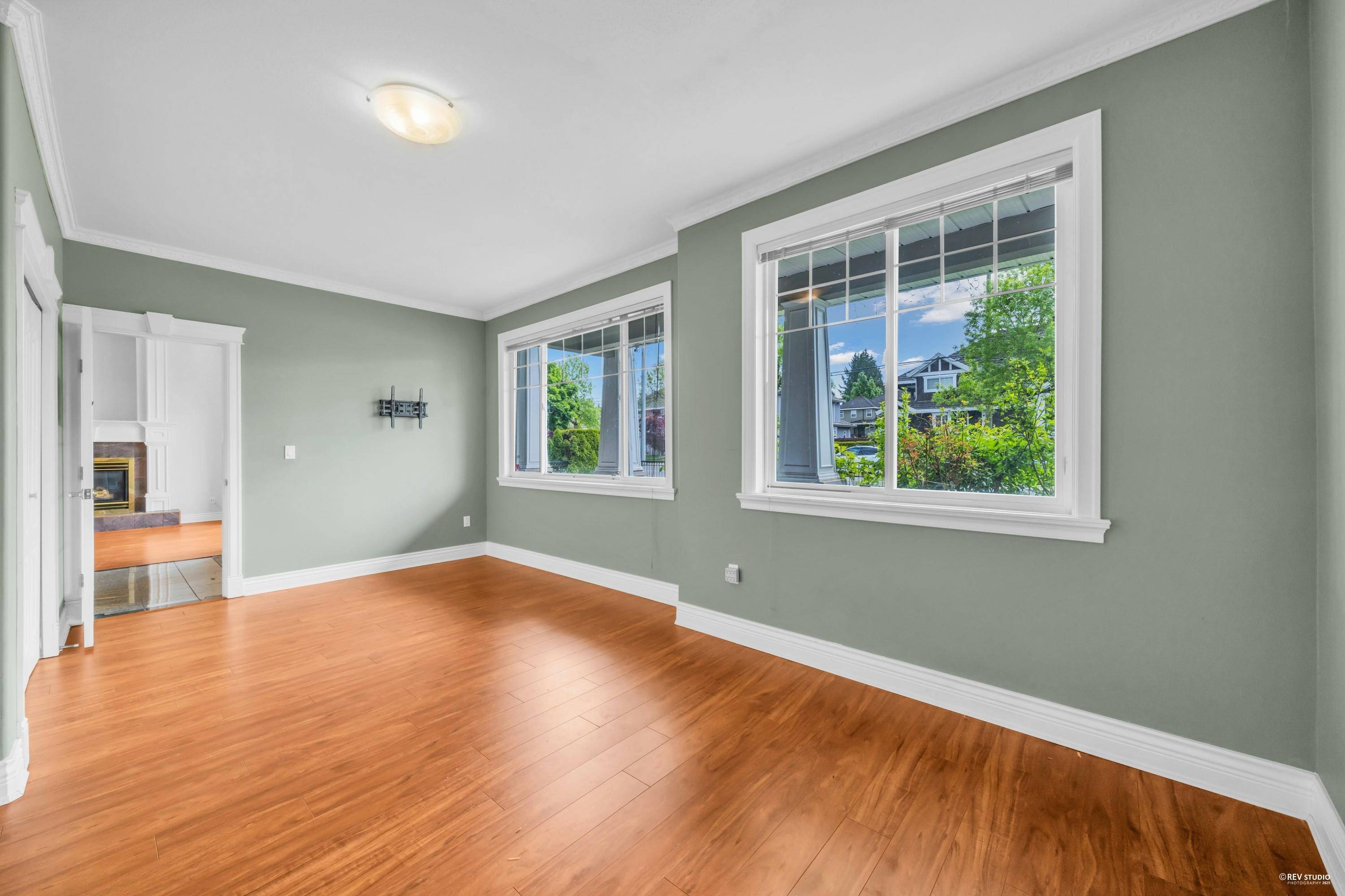 Surrey, BC V3R 6G9,15423 112 AVE
