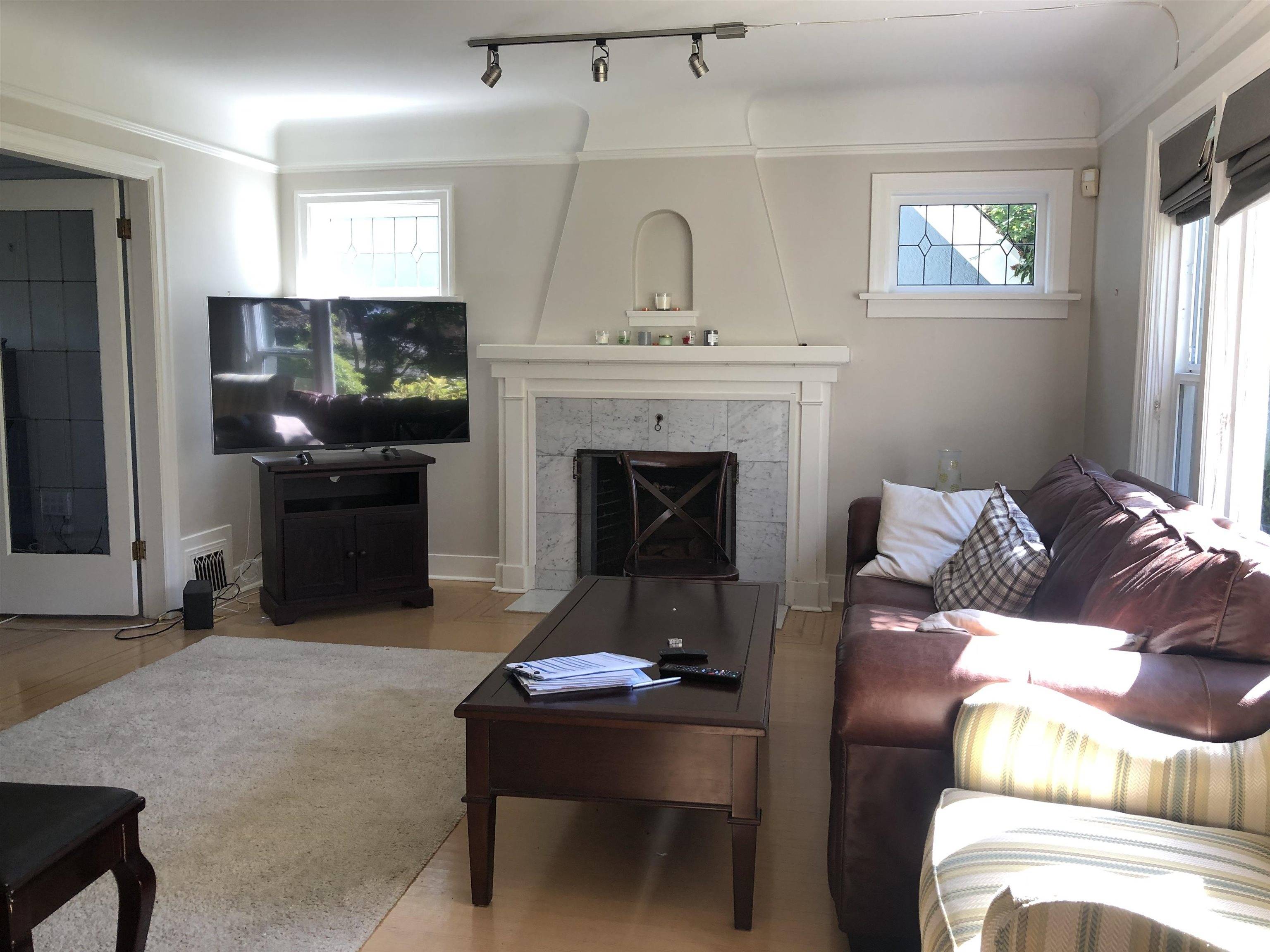 West Vancouver, BC V6R 2K8,38XX 11th AVE