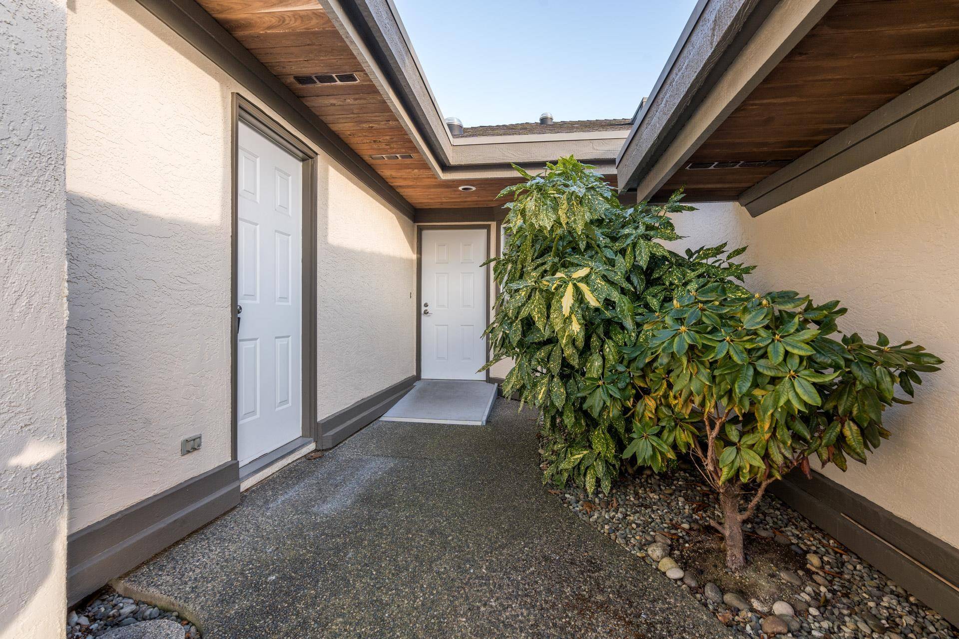Surrey, BC V4A 8T3,12981 17 AVE #4