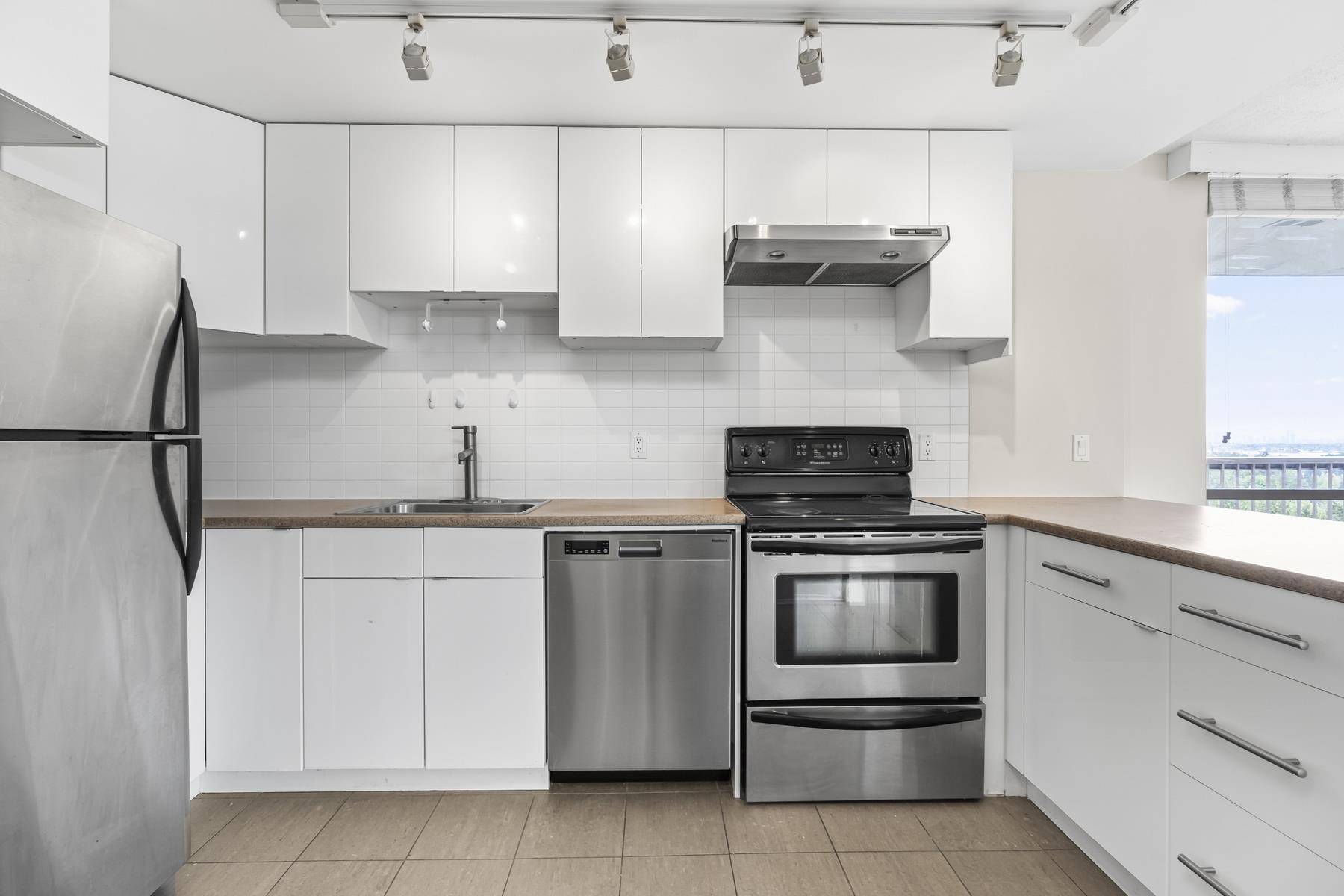 North Vancouver, BC V7P 3E6,2016 Fullerton AVE #1610