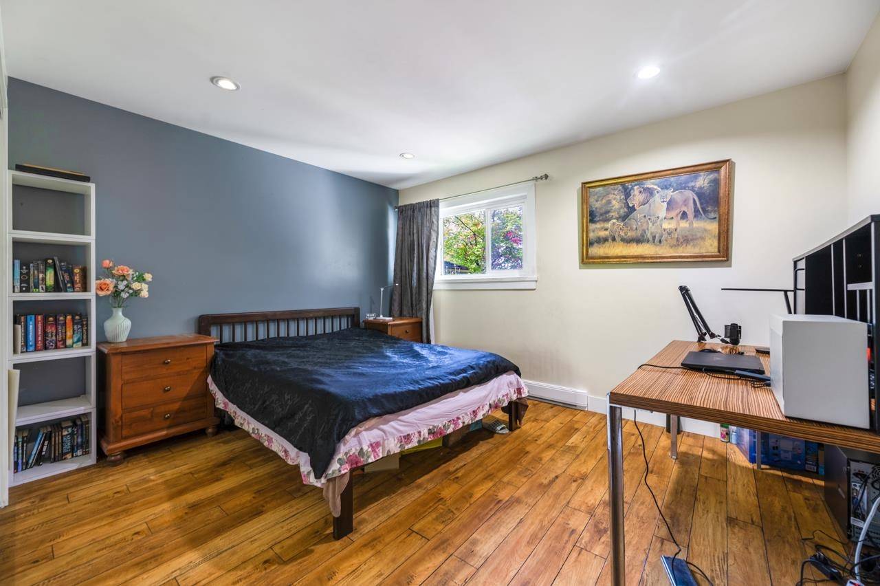 Burnaby, BC V5E 2H1,7814 Rosewood ST