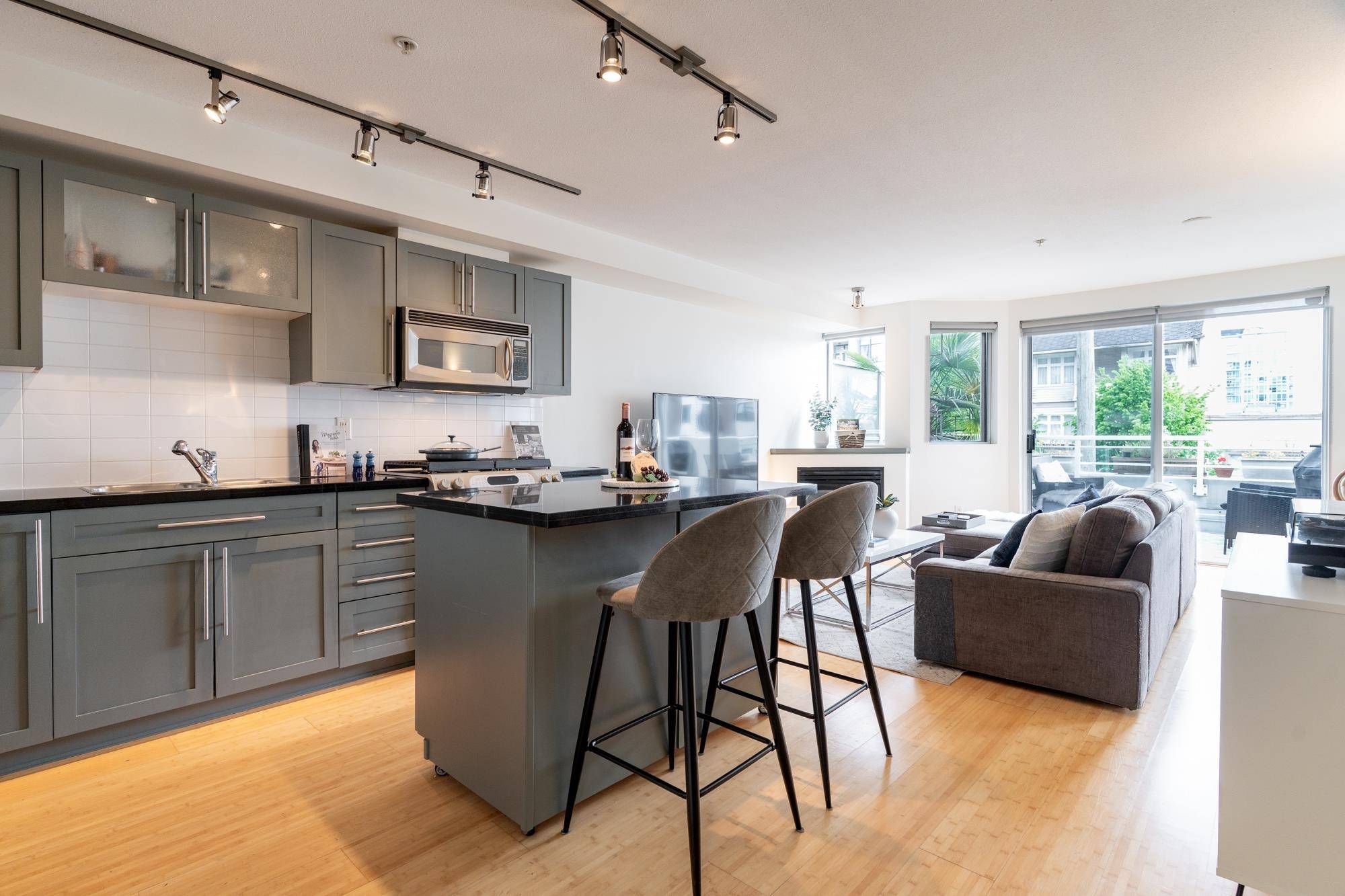 North Vancouver, BC V7L 1E6,122 E 3rd ST #203