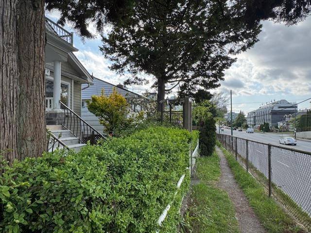 Vancouver, BC V5Y 2R9,56 W 41st AVE