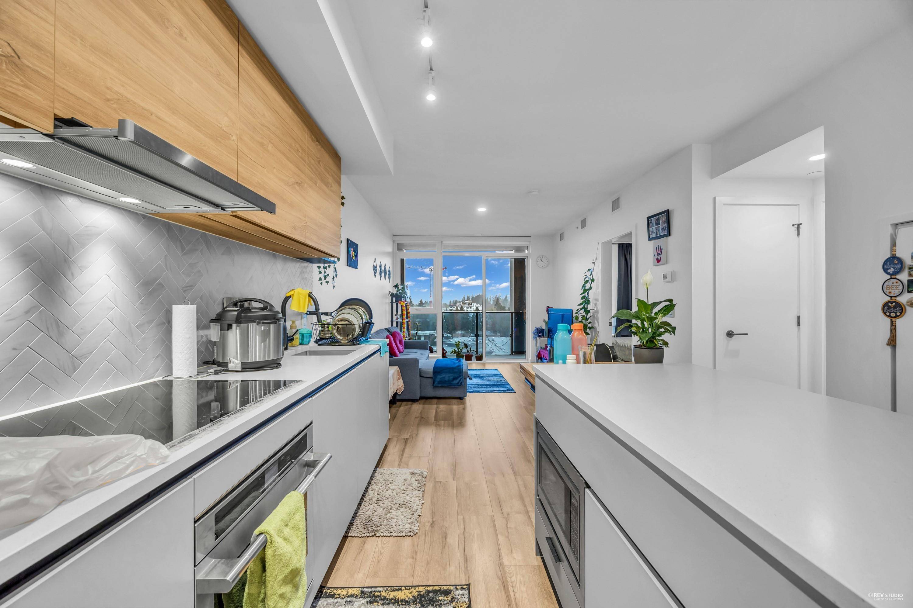 Surrey, BC V3T 0S6,13428 105 AVE #912