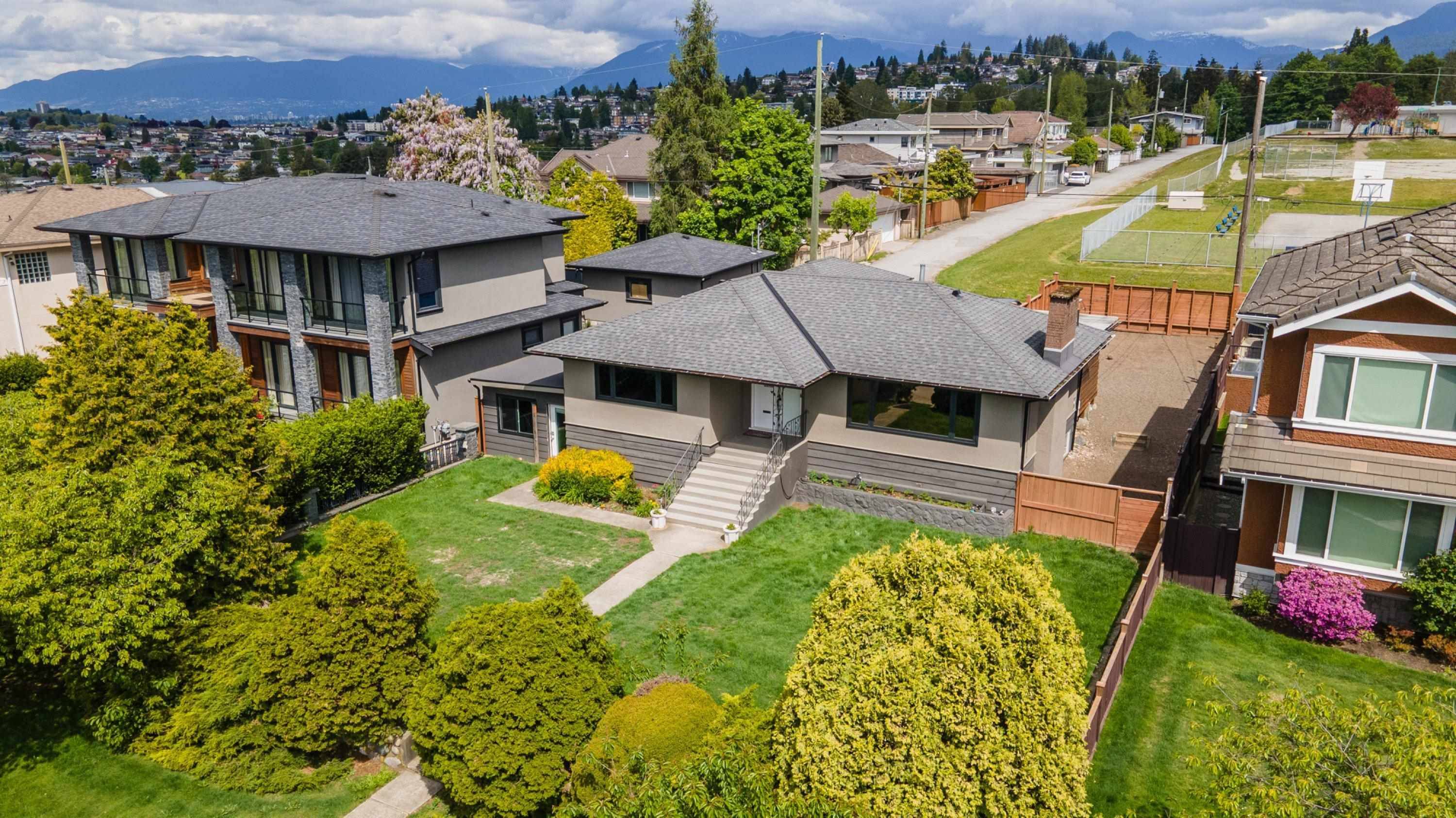 Burnaby, BC V5B 2G6,5865 Charles ST
