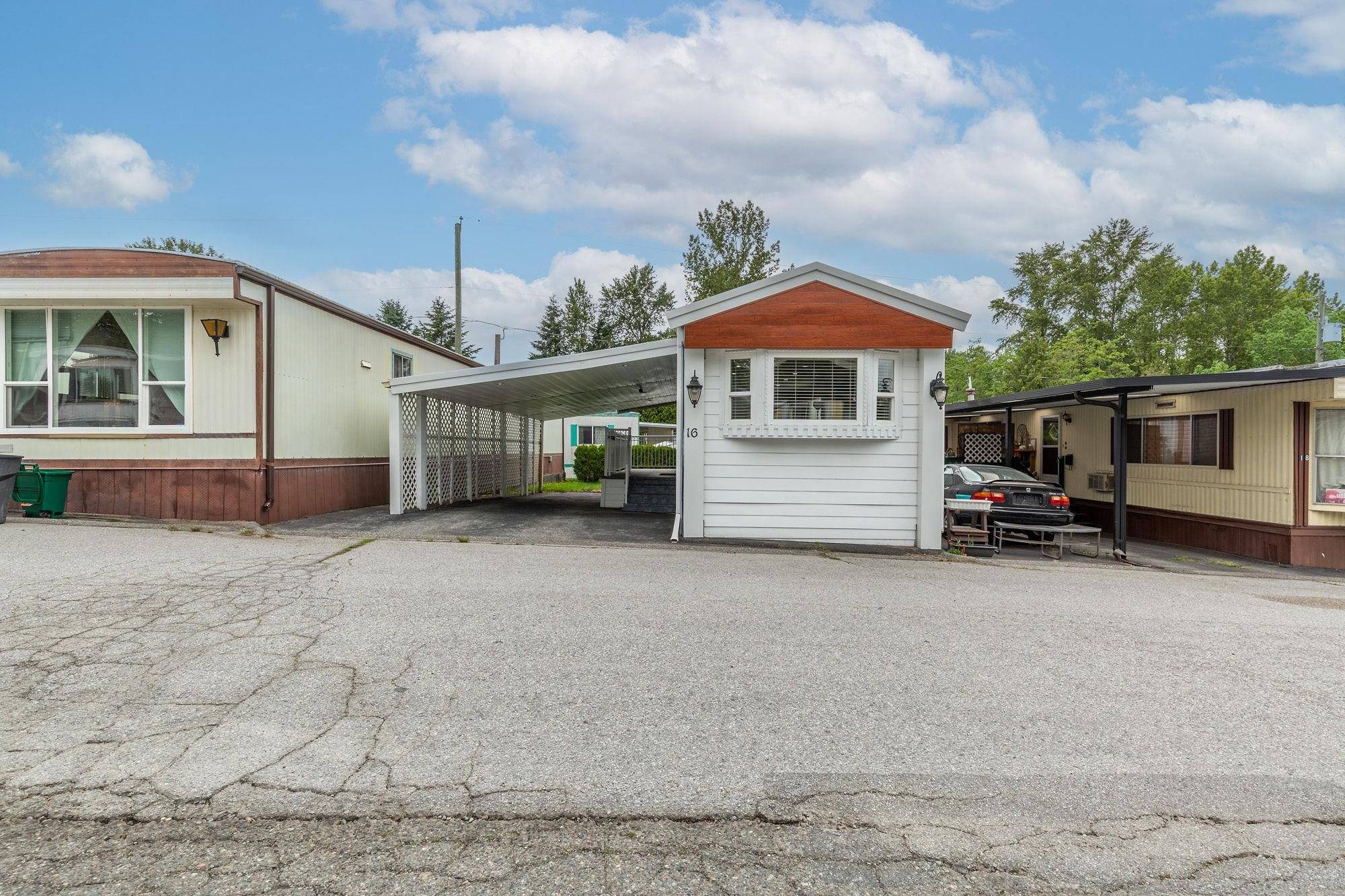 Surrey, BC V3W 5Y2,8266 King George BLVD #16