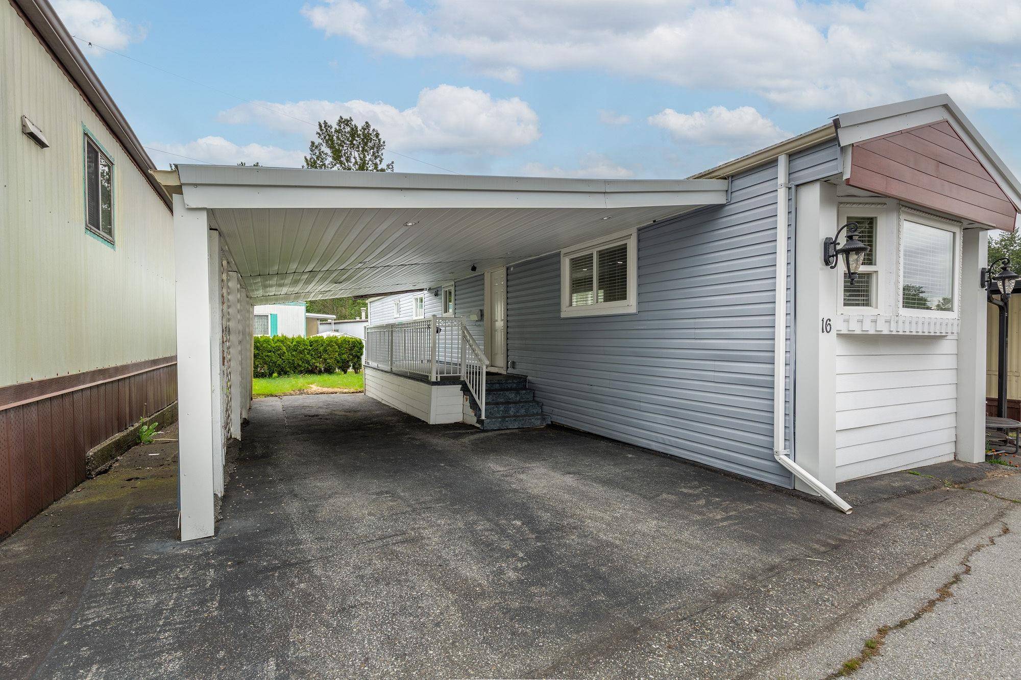 Surrey, BC V3W 5Y2,8266 King George BLVD #16