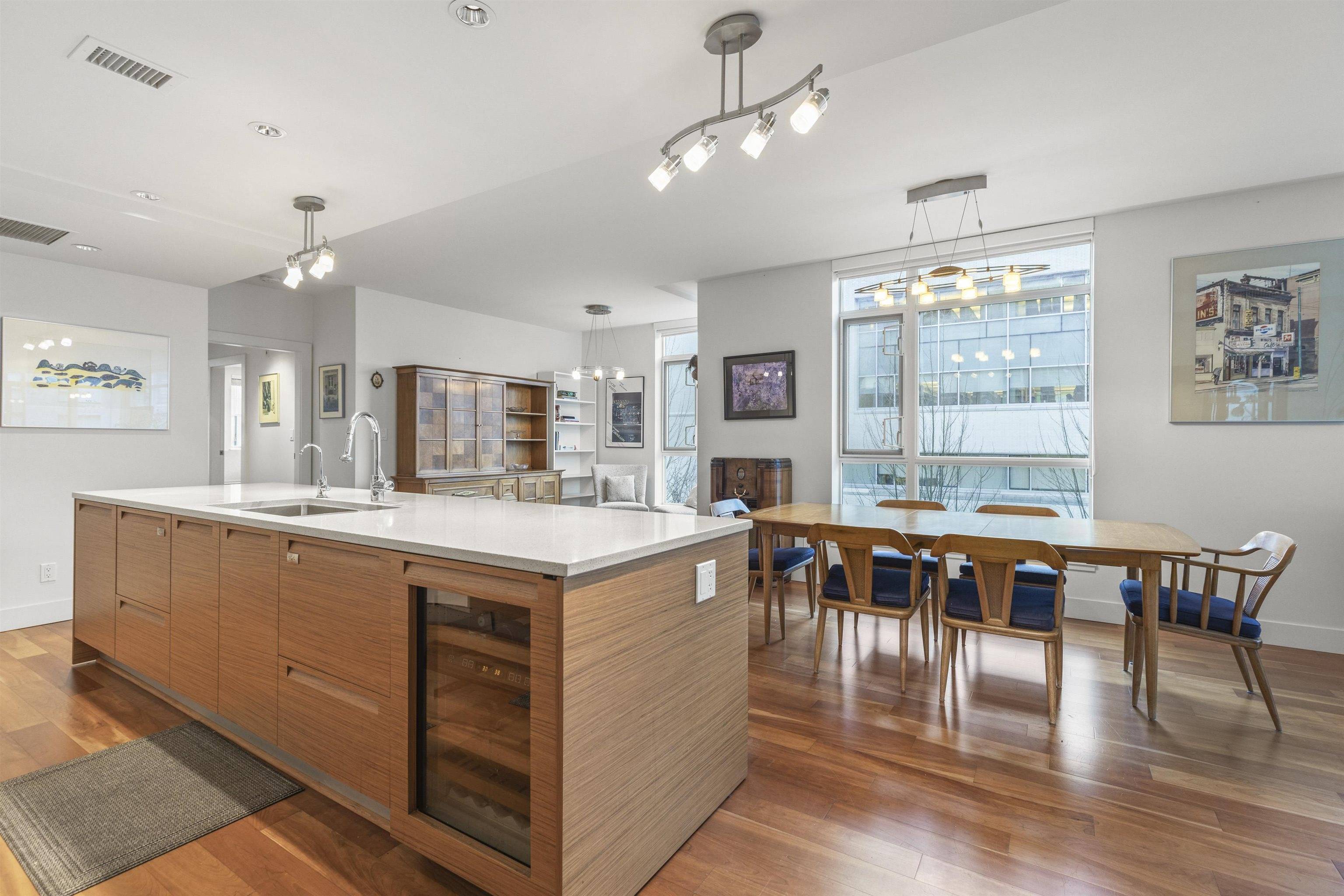 Vancouver, BC V6T 0A4,6080 Iona DR #302