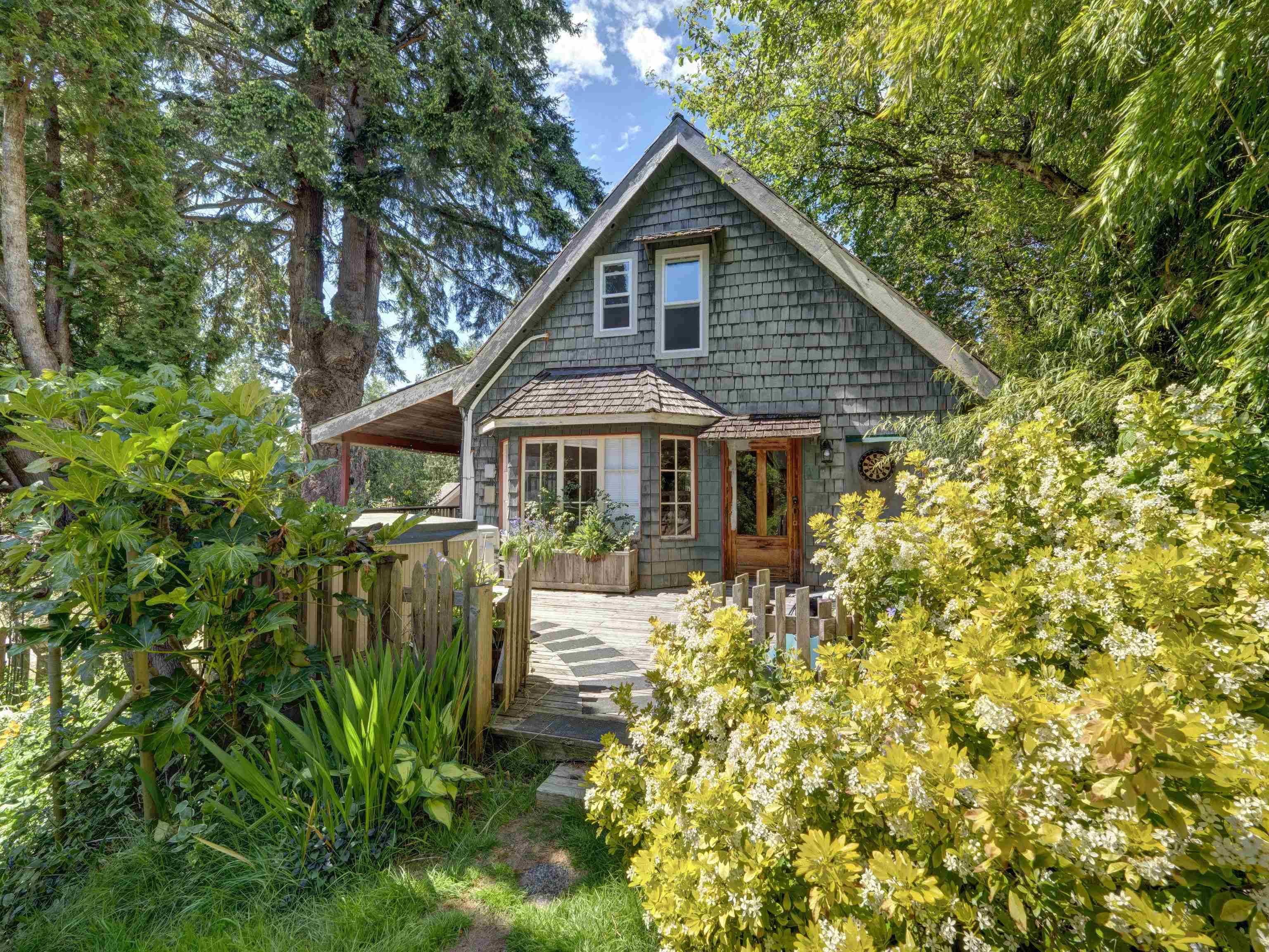 Roberts Creek, BC V0N 2W4,2602 Lower RD