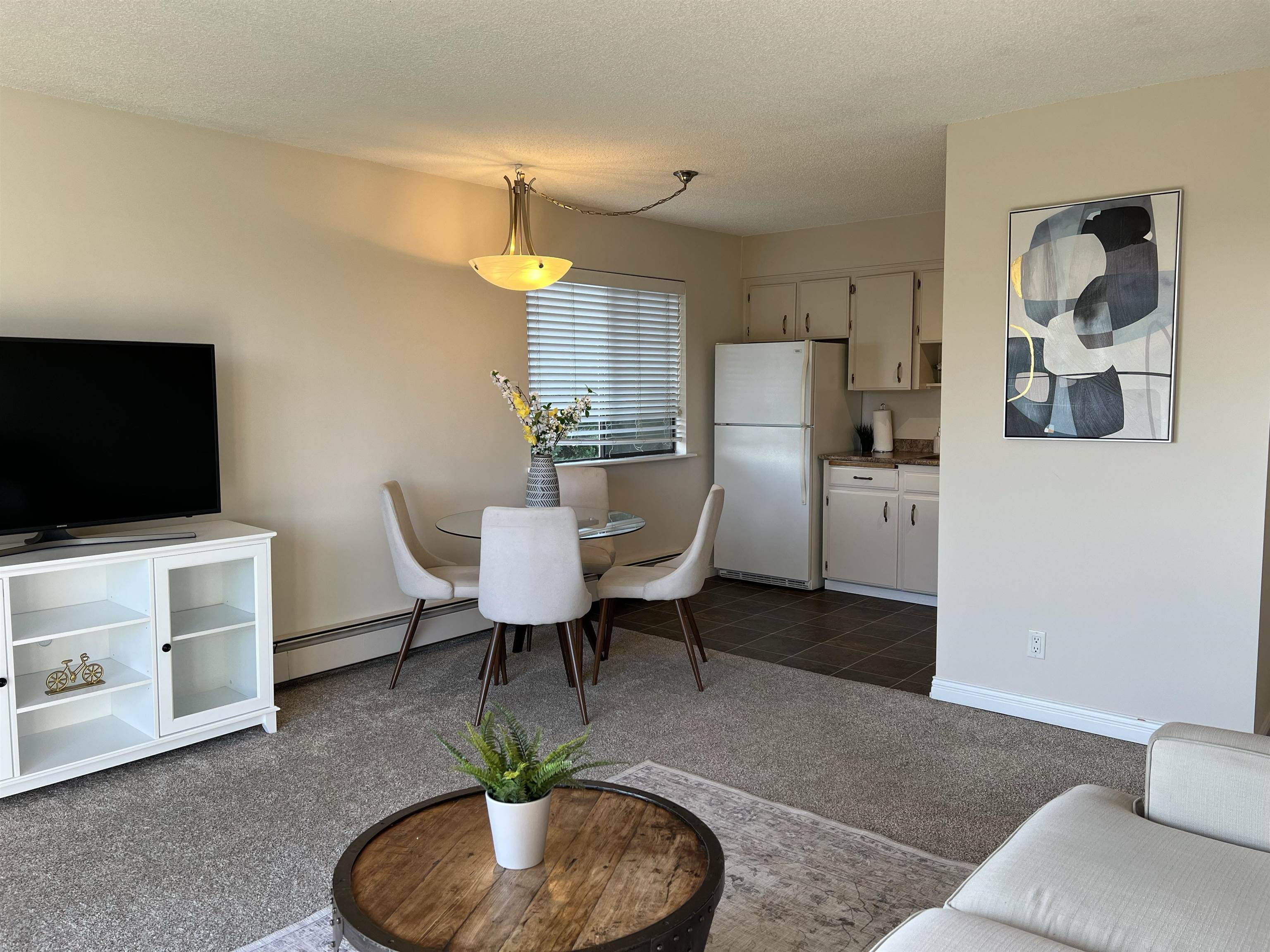 North Vancouver, BC V7L 1L3,137 E 5th ST #8