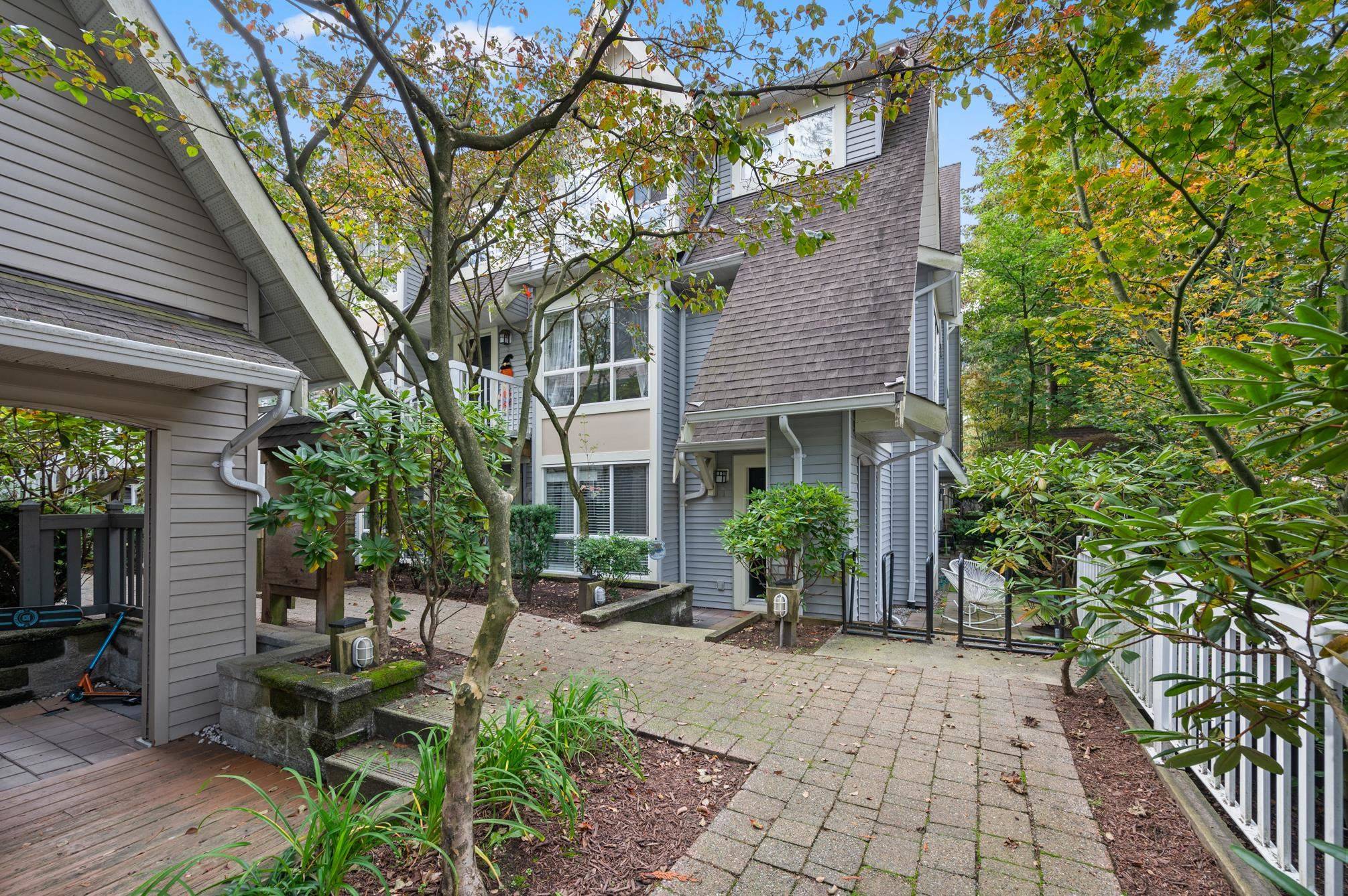 North Vancouver, BC V7J 1Z6,1075 Lynn Valley RD #1
