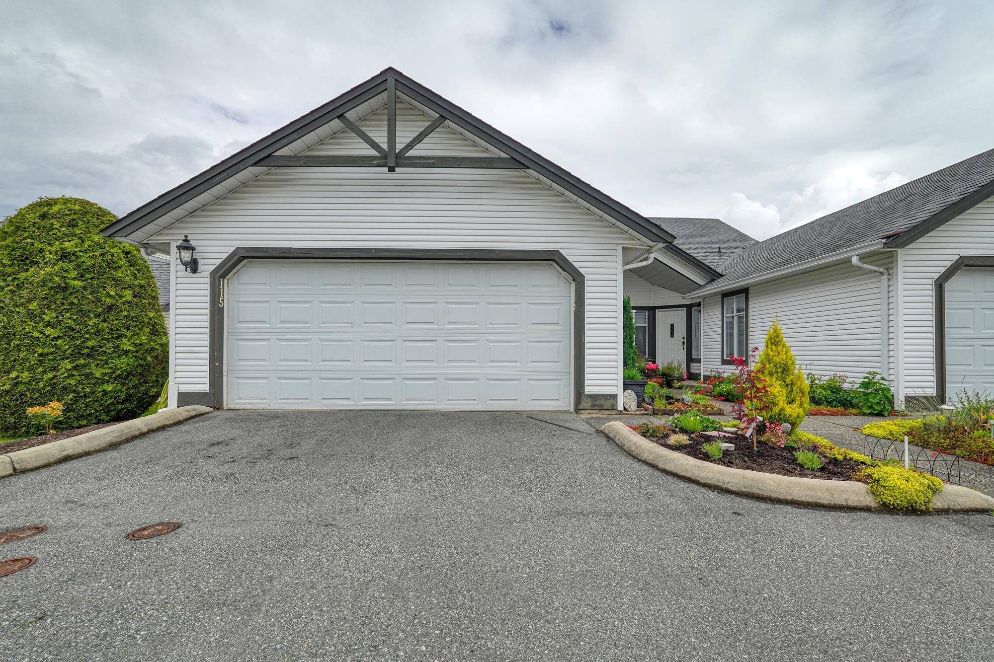Langley, BC V3A 8C5,19649 53 AVE #115