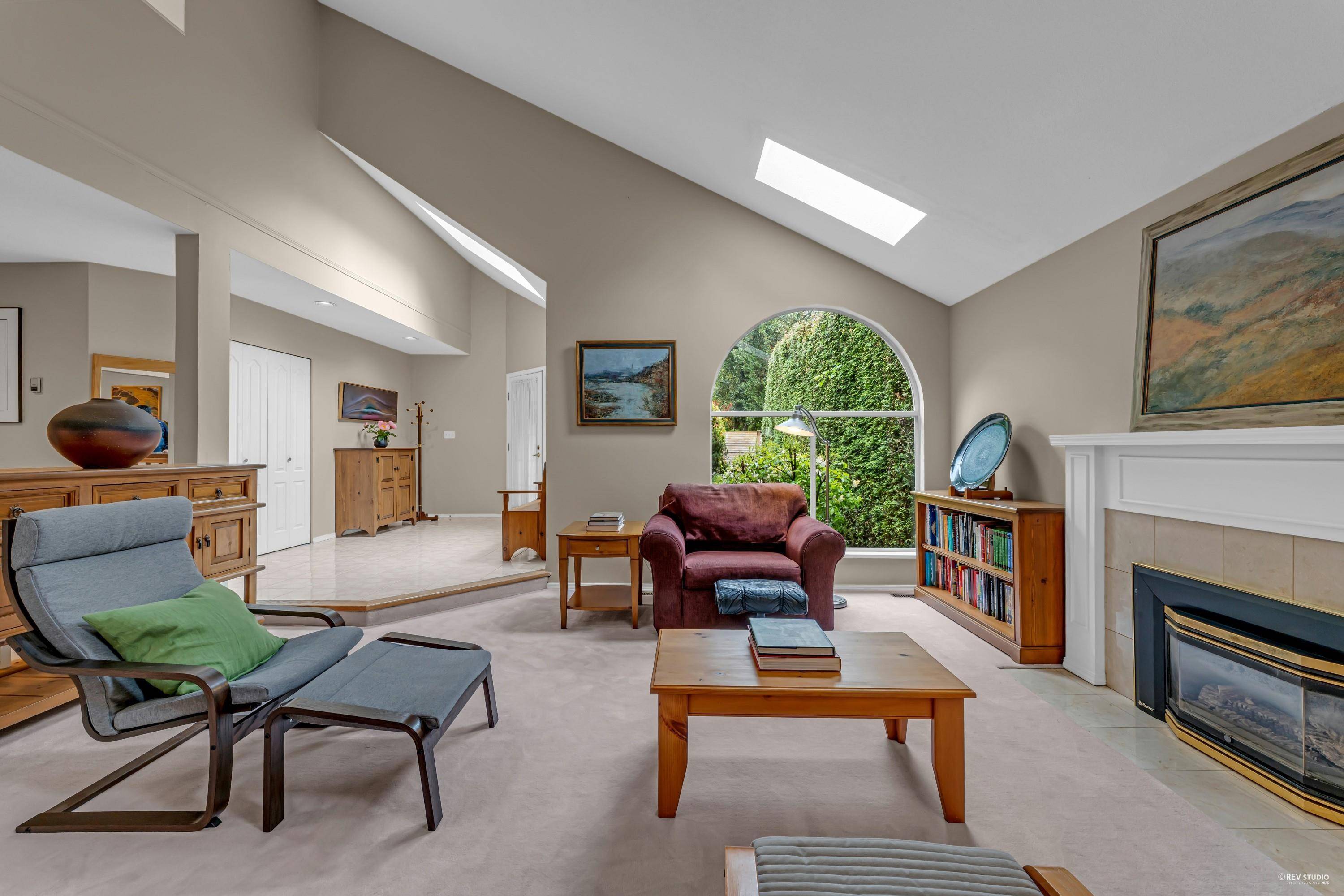 West Vancouver, BC V7V 2C8,1675 Lawson AVE