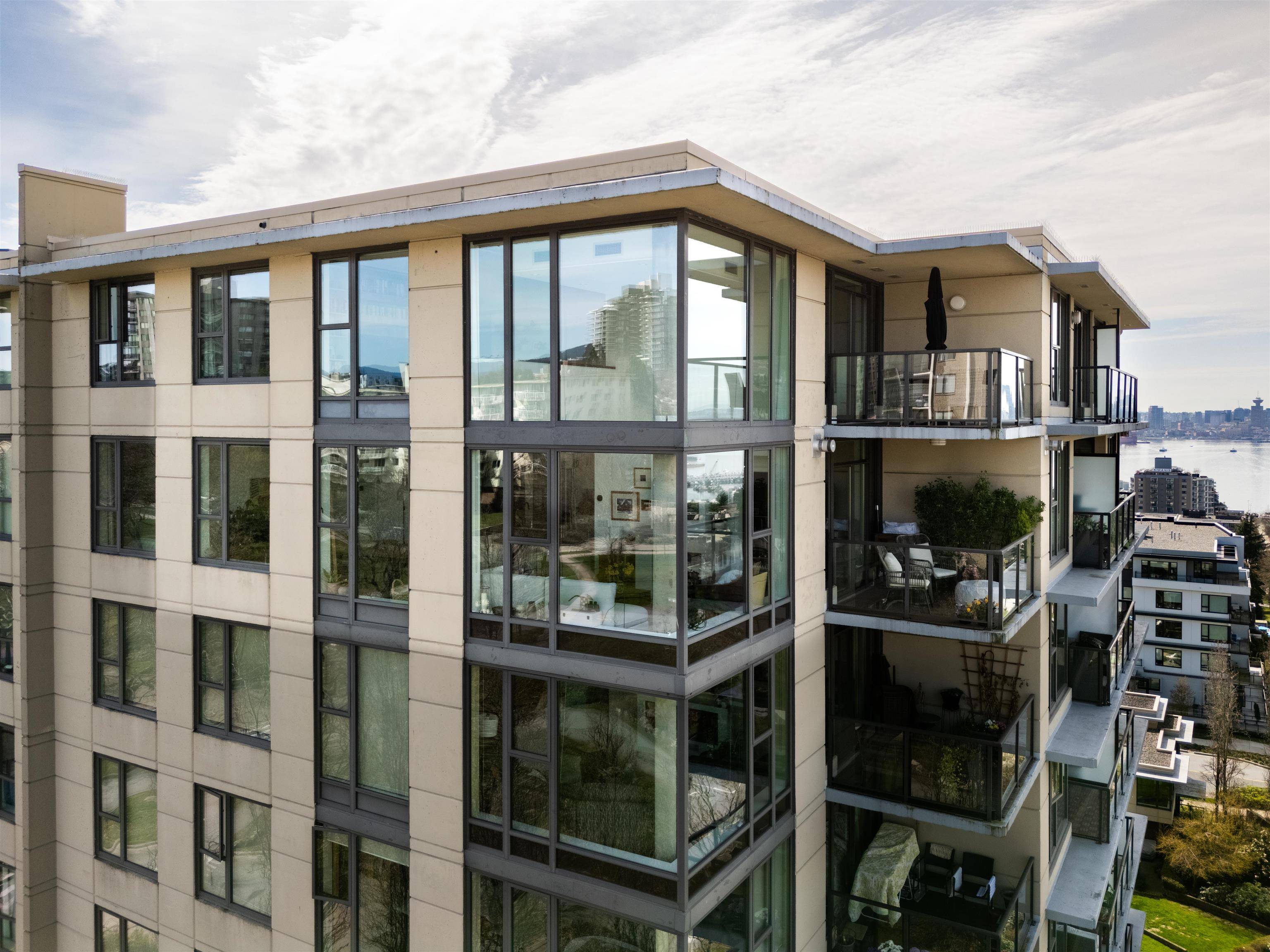 North Vancouver, BC V7M 0A2,683 W Victoria PARK #PH8