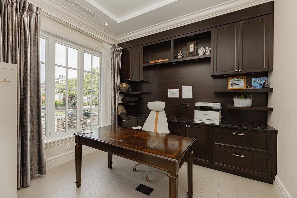 Vancouver, BC V6P 2L3,742 W 64th AVE