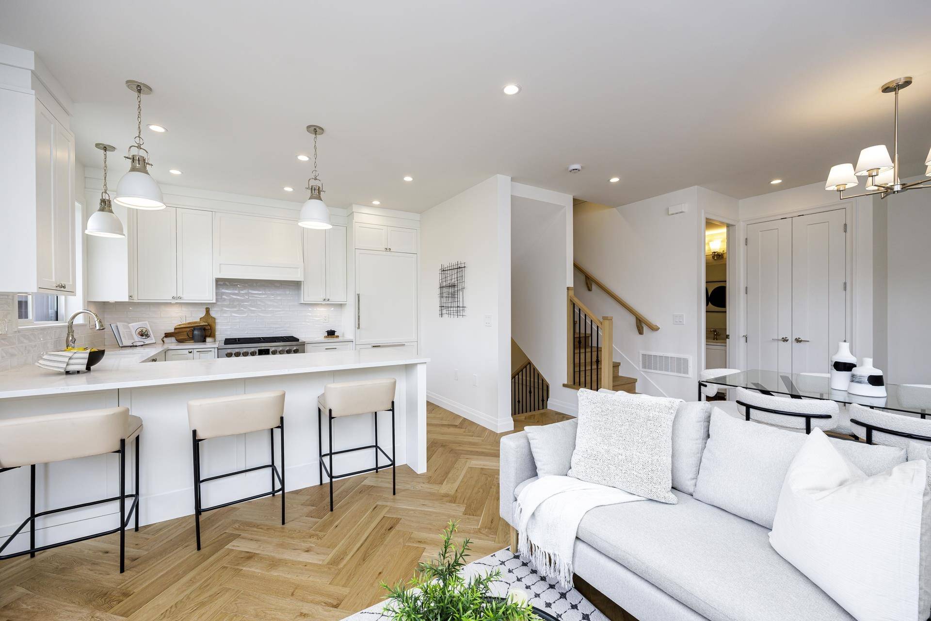 North Vancouver, BC V7L 3E4,261 E 23rd ST