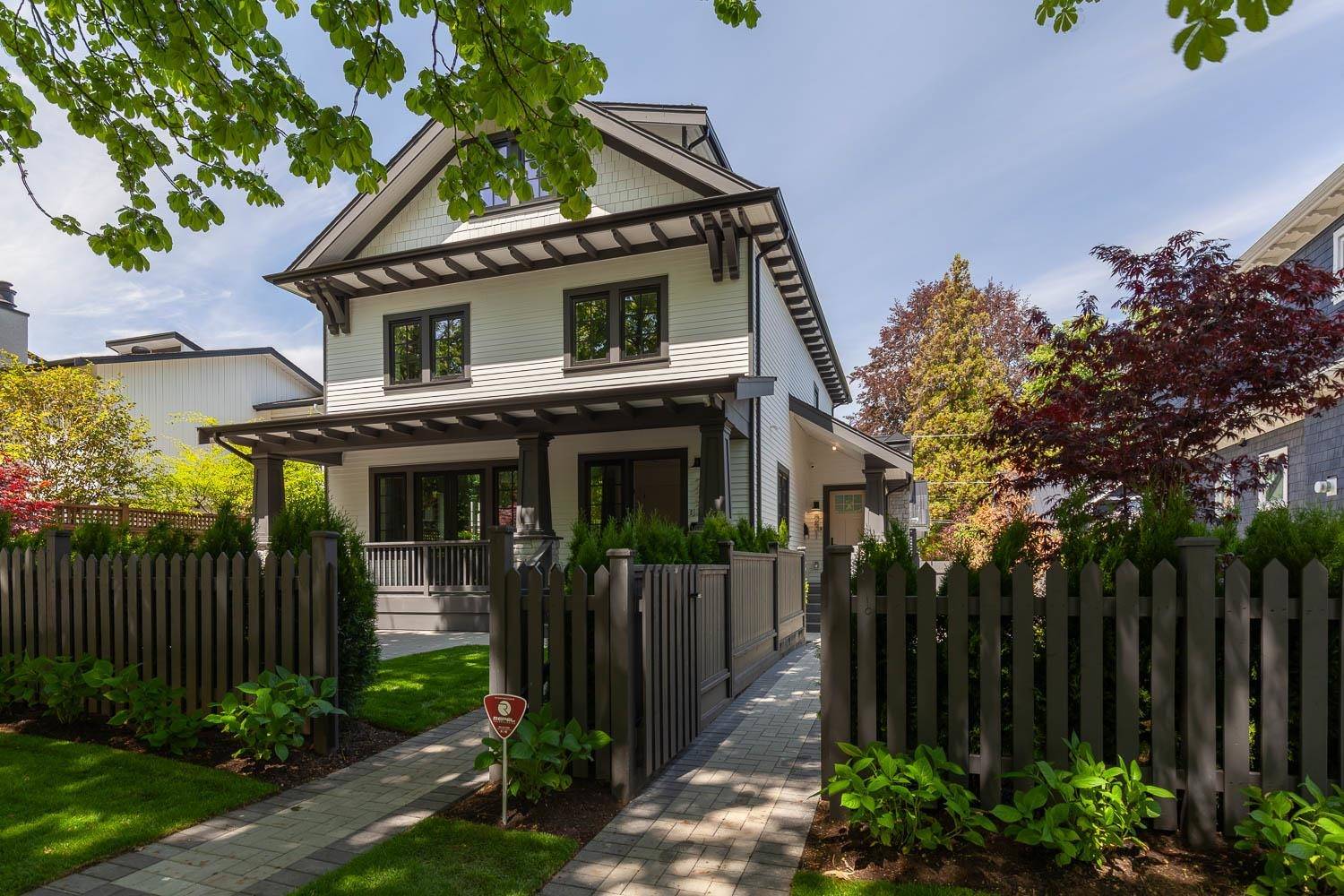 Vancouver, BC V5Y 1Y1,231 W 15th AVE