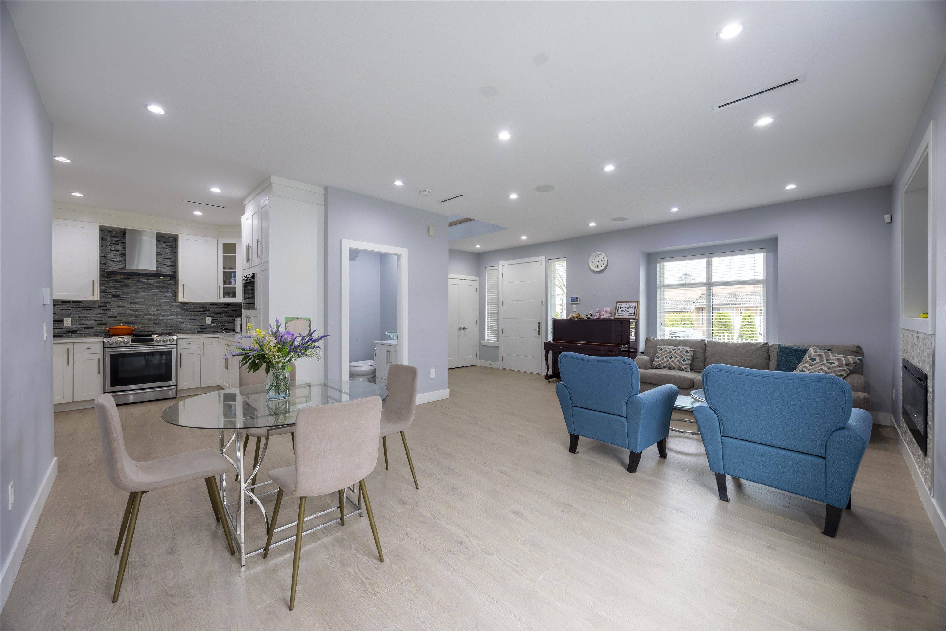 Burnaby, BC V3N 0H3,7588 13th ST