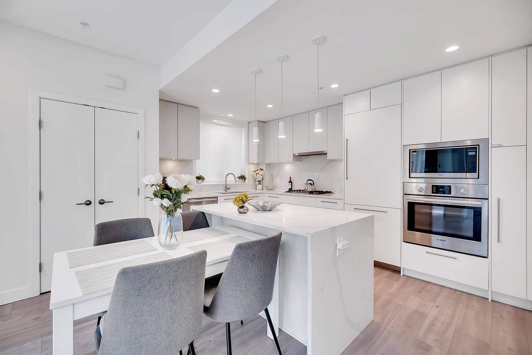 North Vancouver, BC V7P 1Y2,2035 Glenaire DR #245