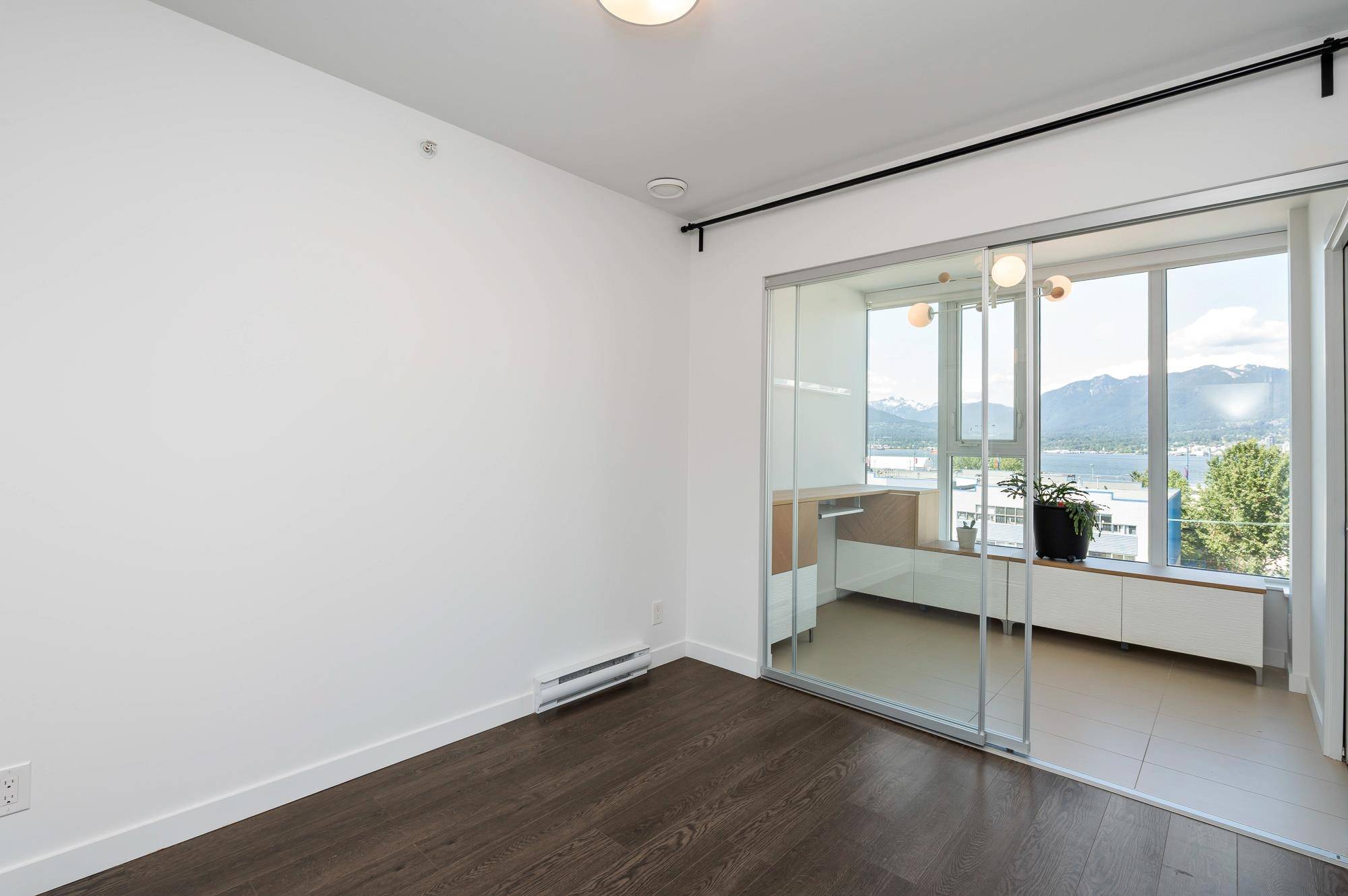 Vancouver, BC V6A 0G8,955 E Hastings ST #356