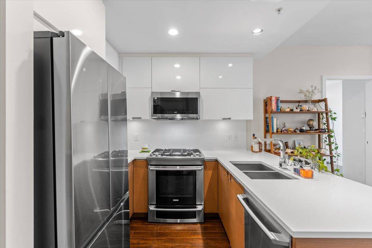 Burnaby, BC V5C 0G6,2077 Rosser AVE #607