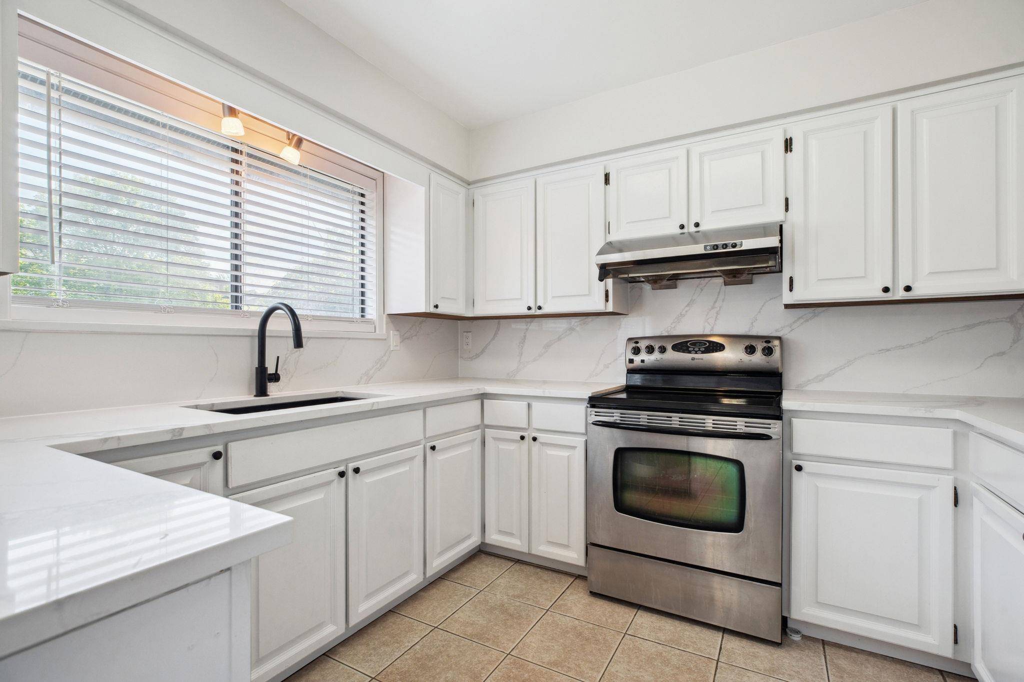 Burnaby, BC V5A 3M5,7347 Queenston CT