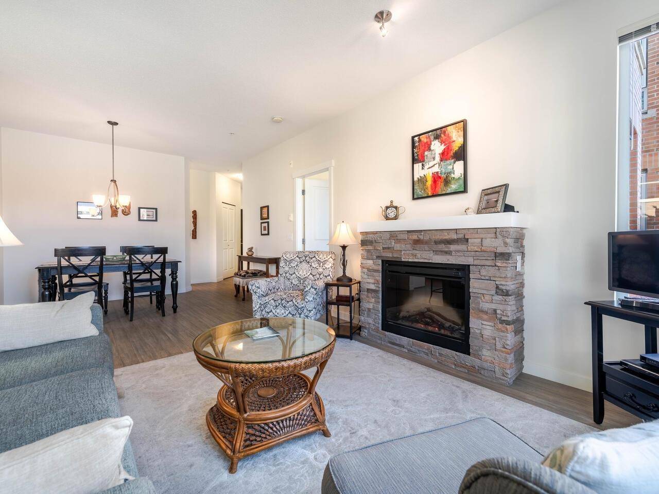 North Vancouver, BC V7M 3L8,717 Chesterfield AVE #203