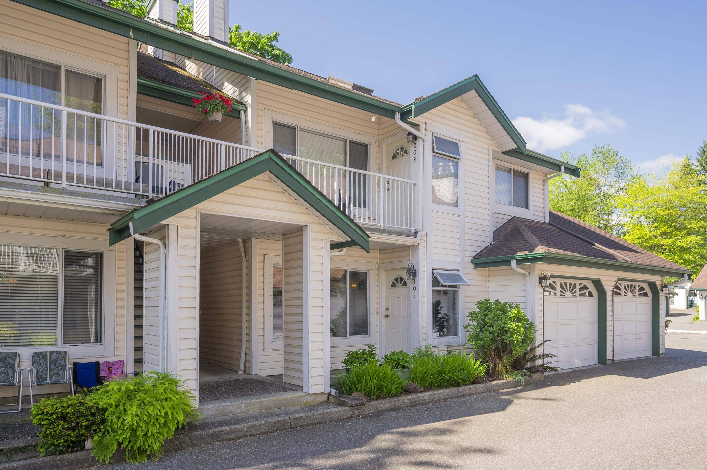 Surrey, BC V3R 4K5,10308 155a ST #109