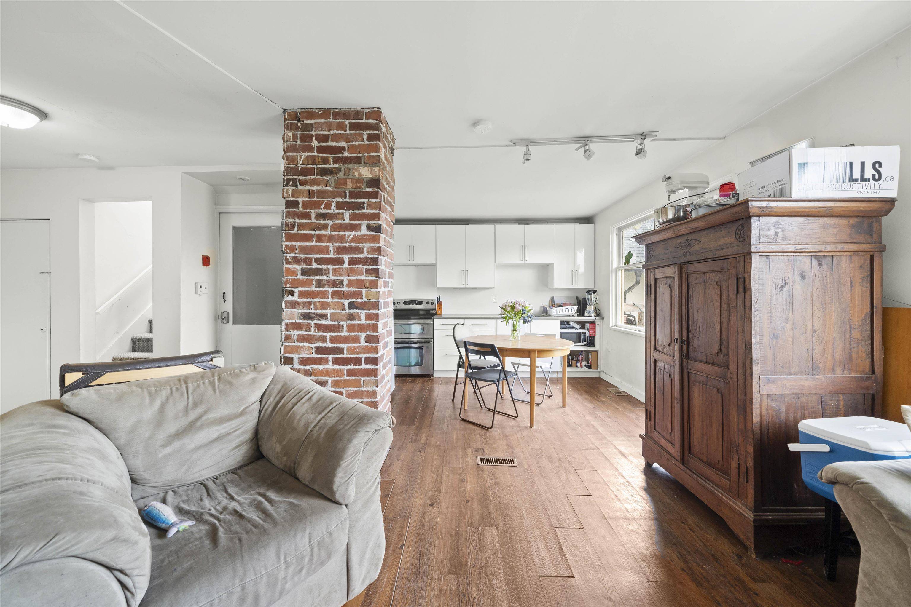 Vancouver, BC V6R 1G8,3550 W 1st AVE