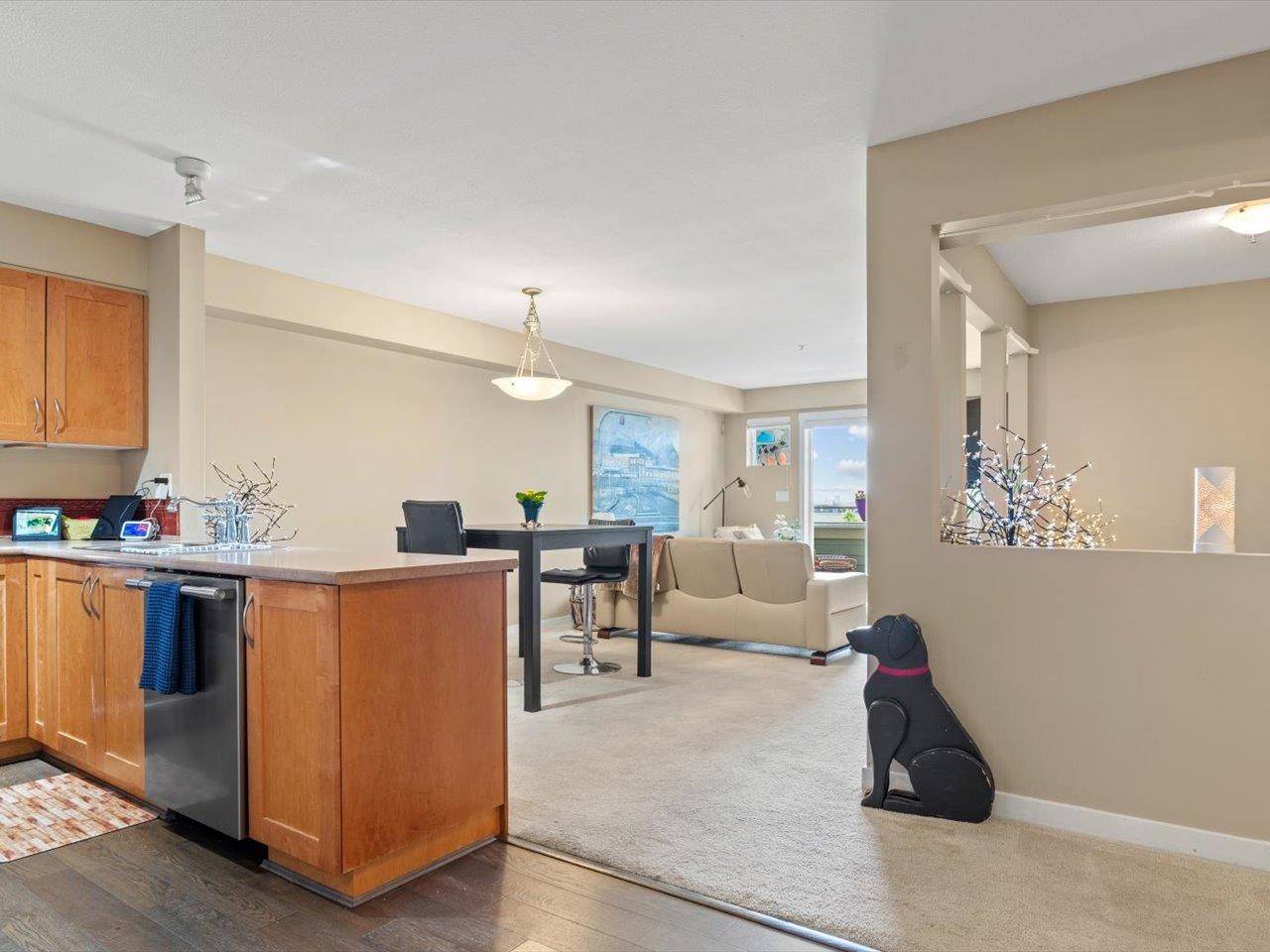 White Rock, BC V4B 1E1,15621 Marine DR #310