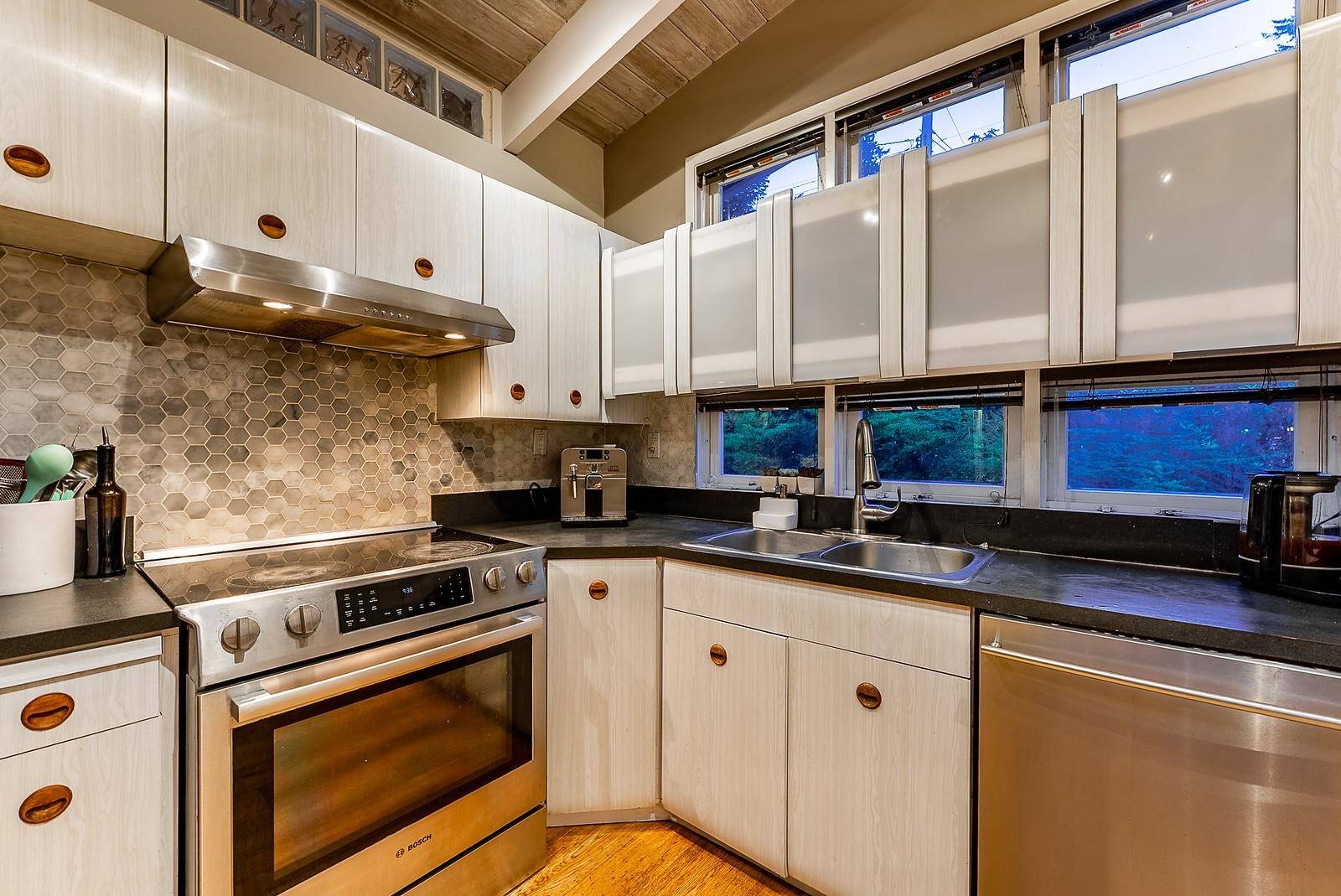 North Vancouver, BC V7H 1Y9,1807 Berkley RD
