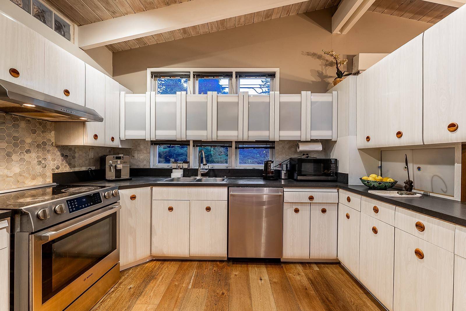 North Vancouver, BC V7H 1Y9,1807 Berkley RD