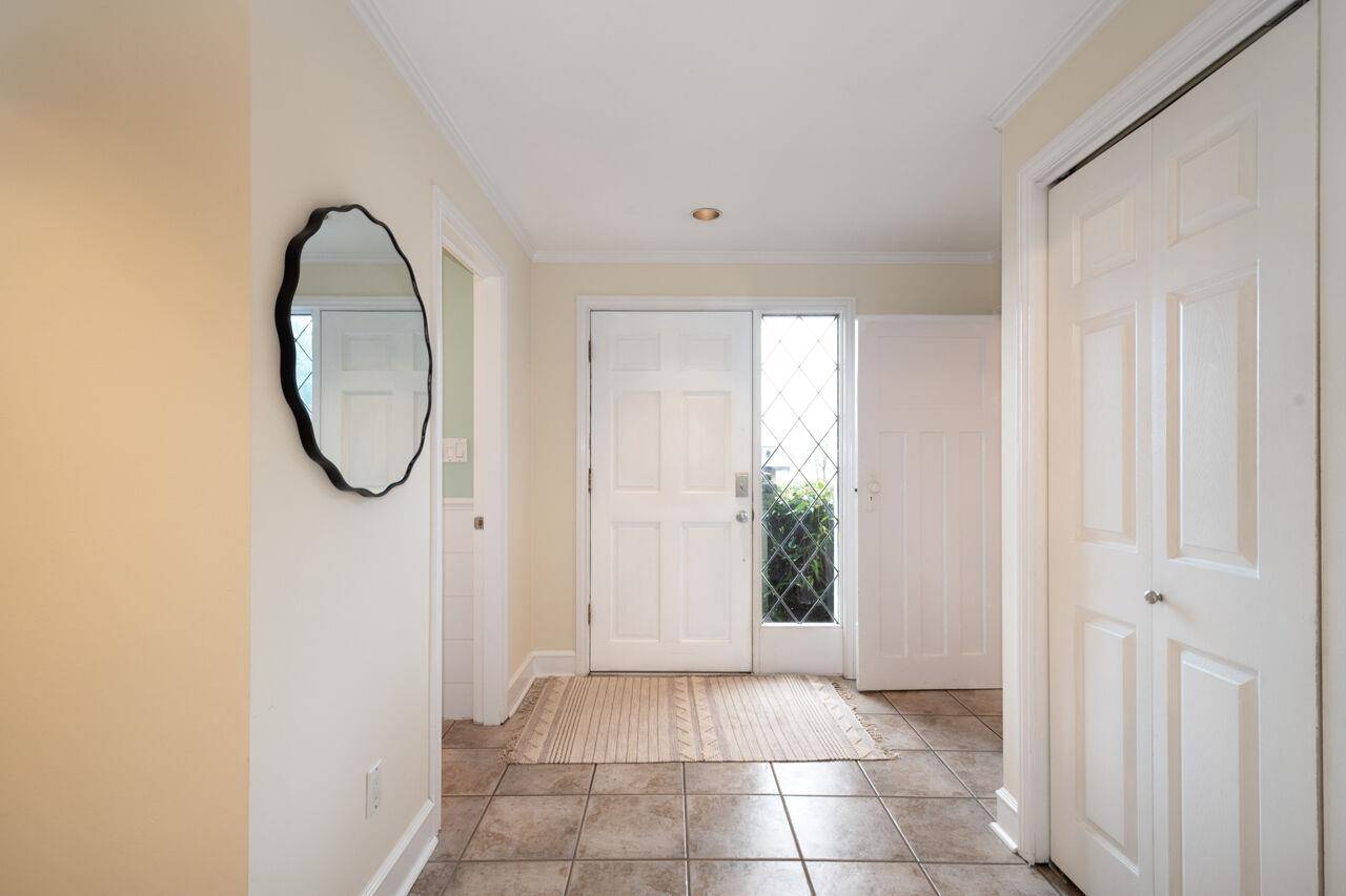 West Vancouver, BC V7V 4K8,1461 27th ST